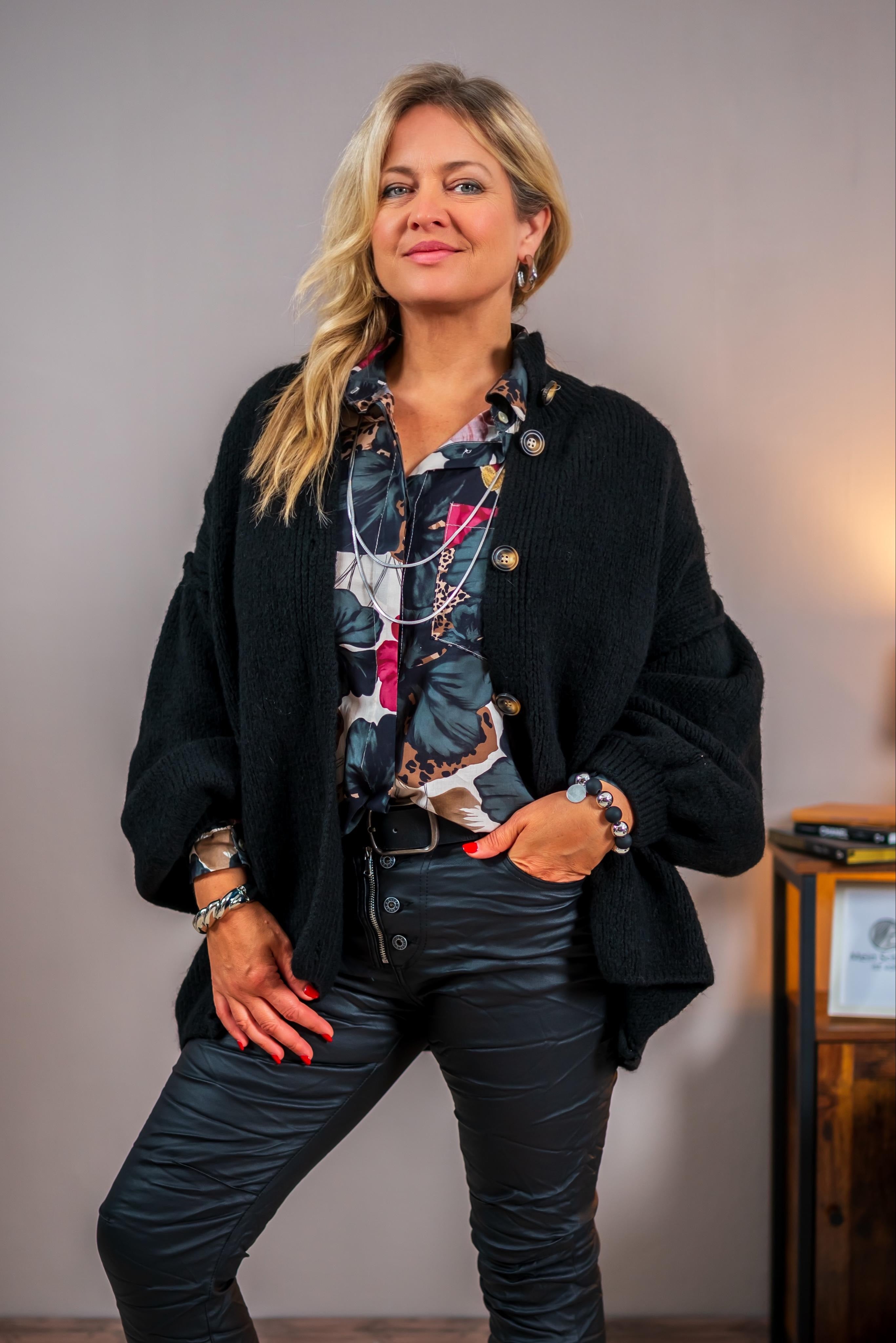 Oversize-Strickjacke mit Knöpfen, schwarz