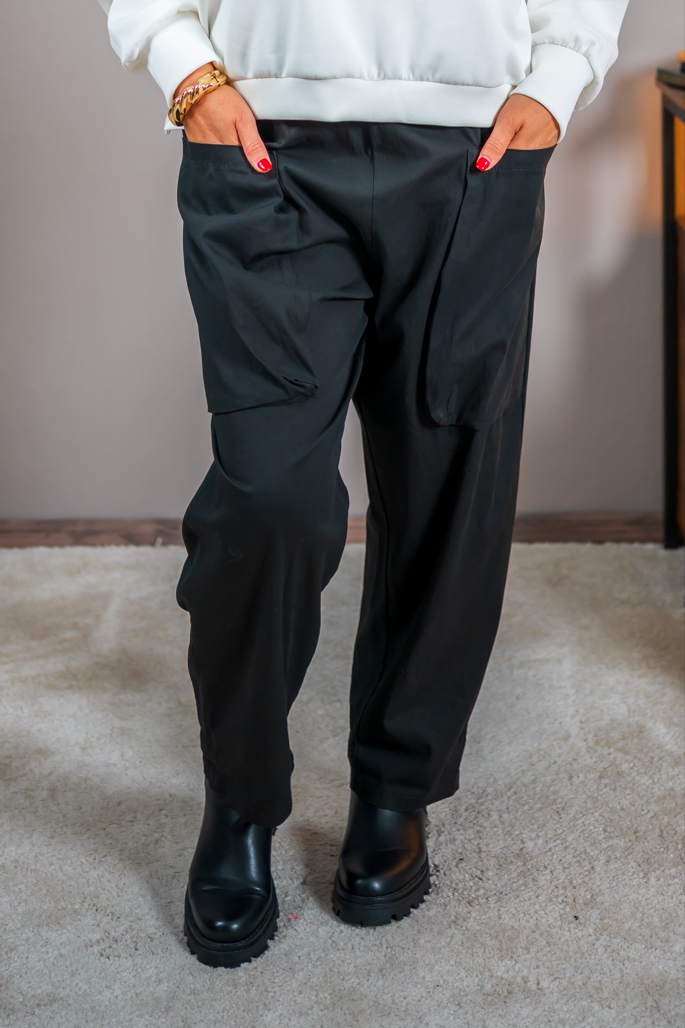 Hose mit aufgesetzten Taschen, schwarz