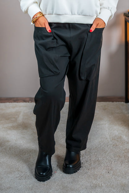 Hose mit aufgesetzten Taschen, schwarz