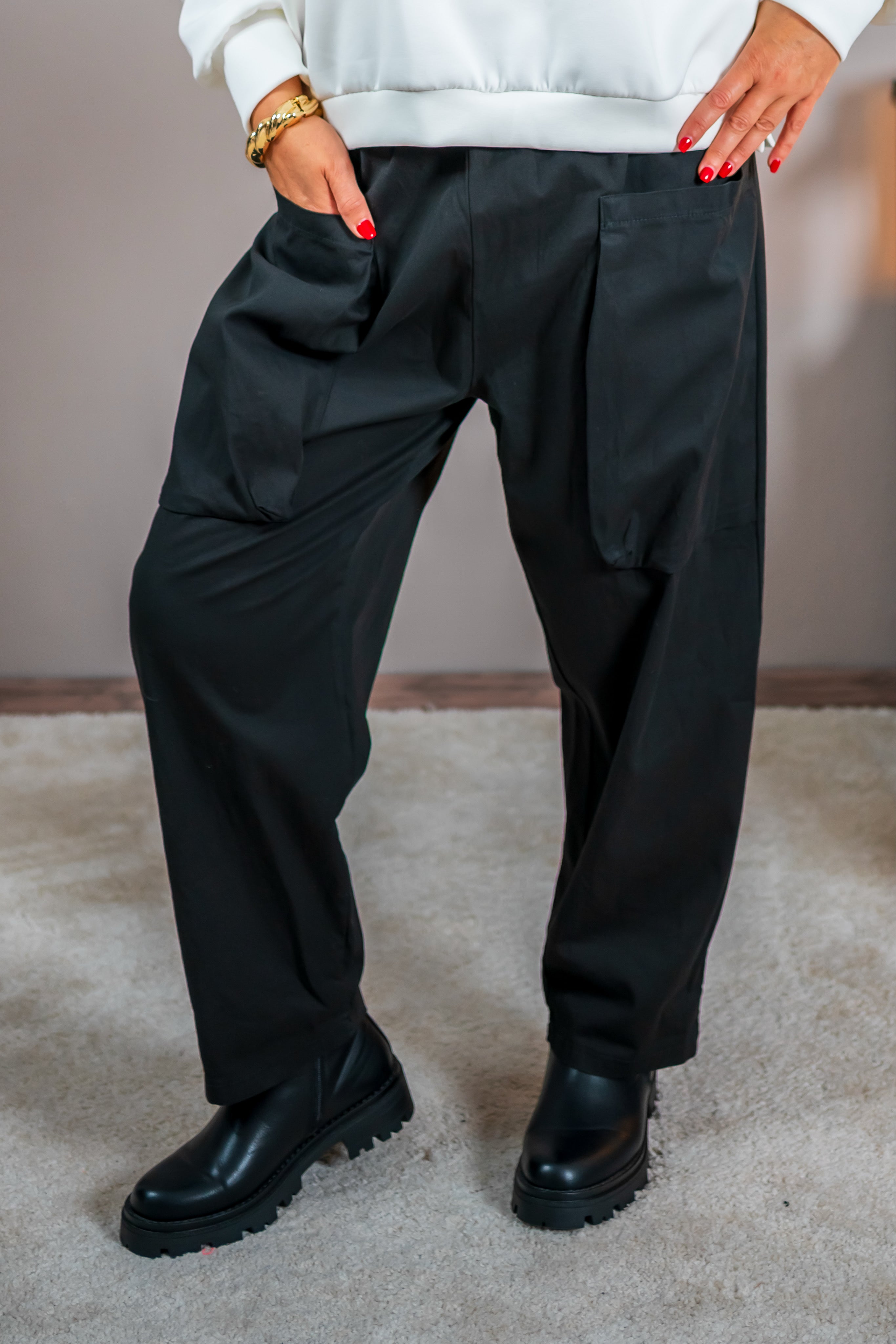 Hose mit aufgesetzten Taschen, schwarz