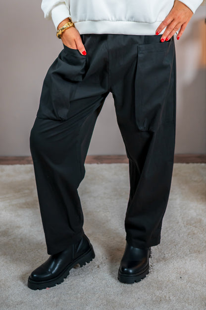 Hose mit aufgesetzten Taschen, schwarz