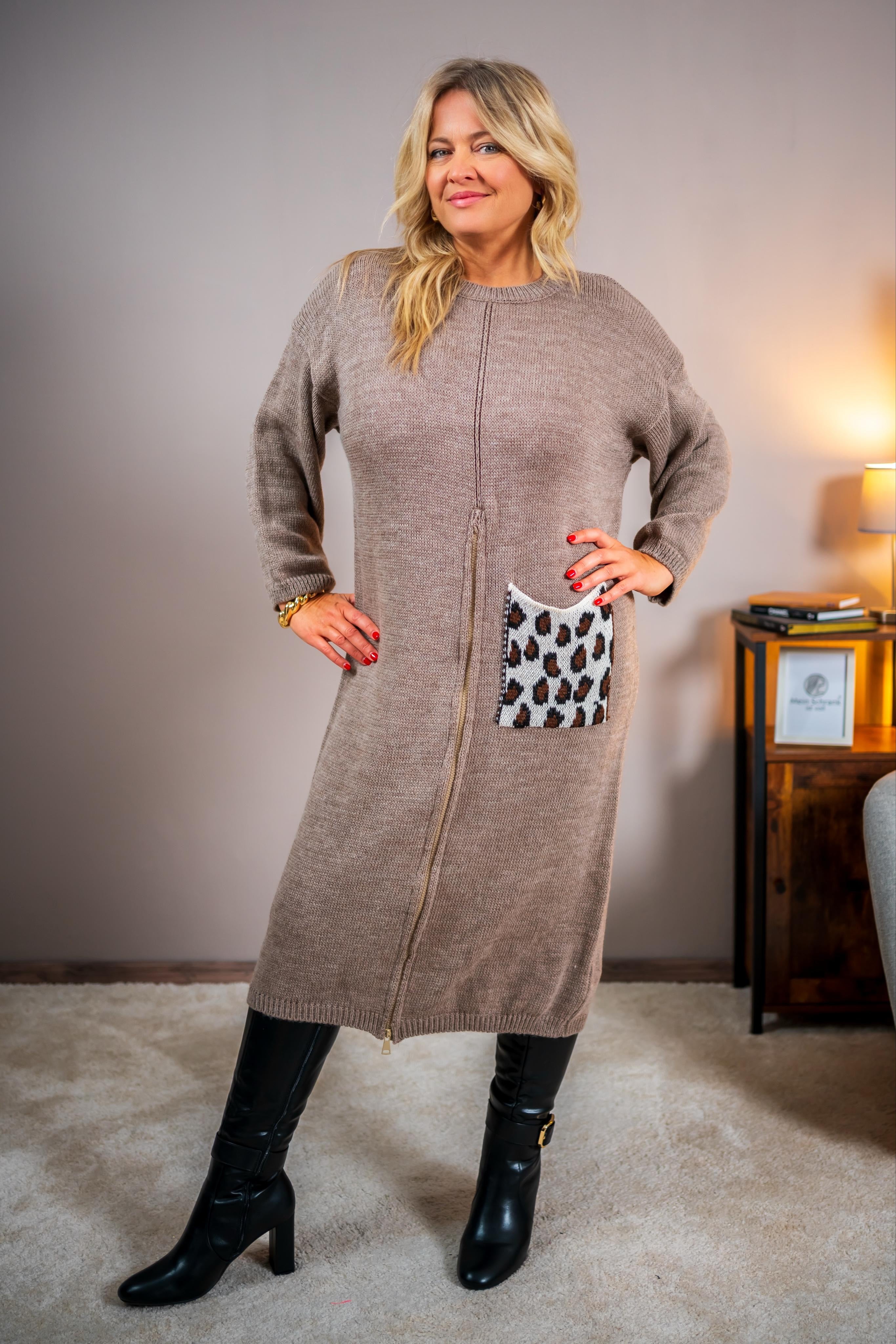 Strickkleid mit aufgesetzter Tasche, taupe