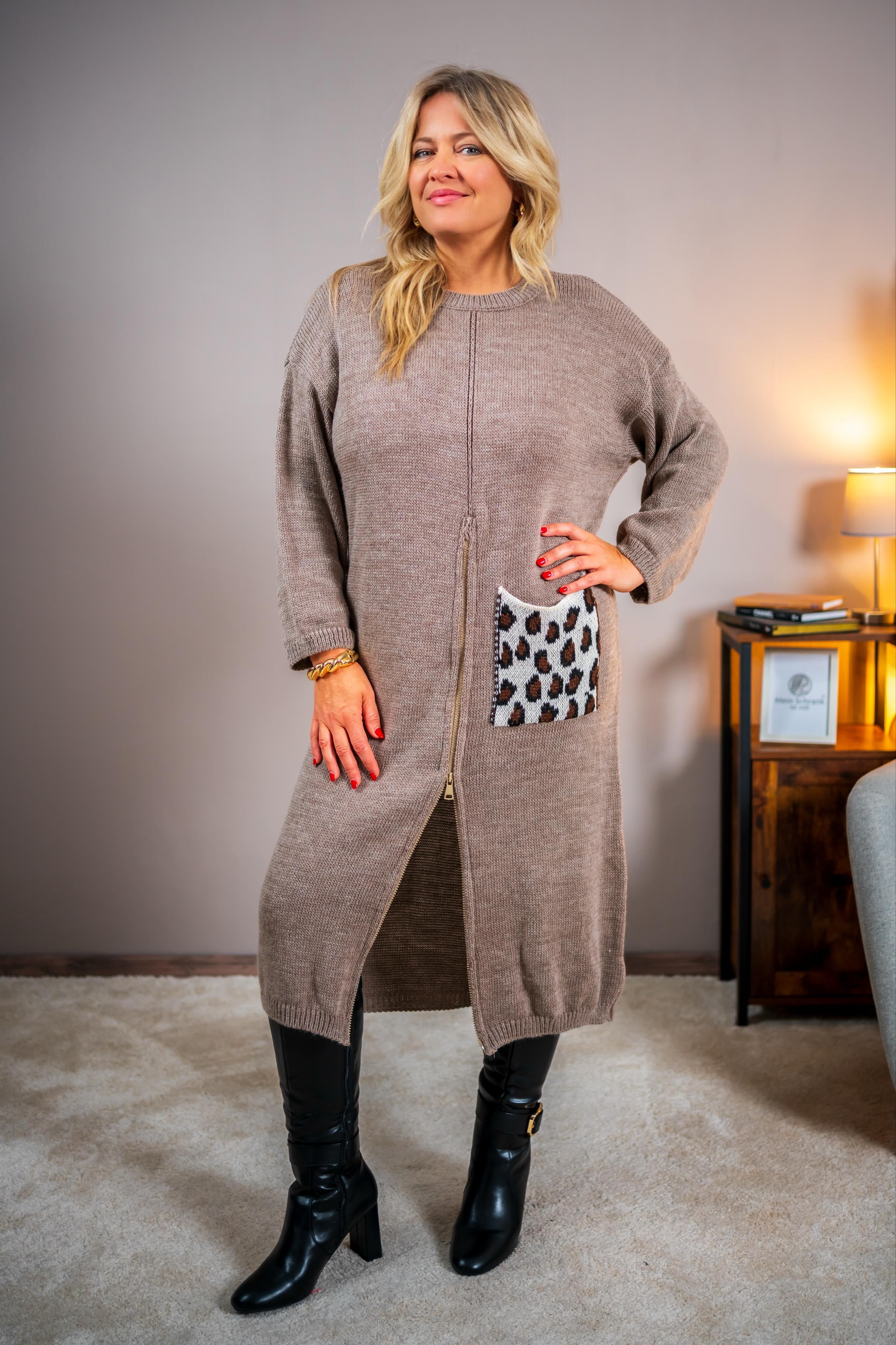 Strickkleid mit aufgesetzter Tasche, taupe