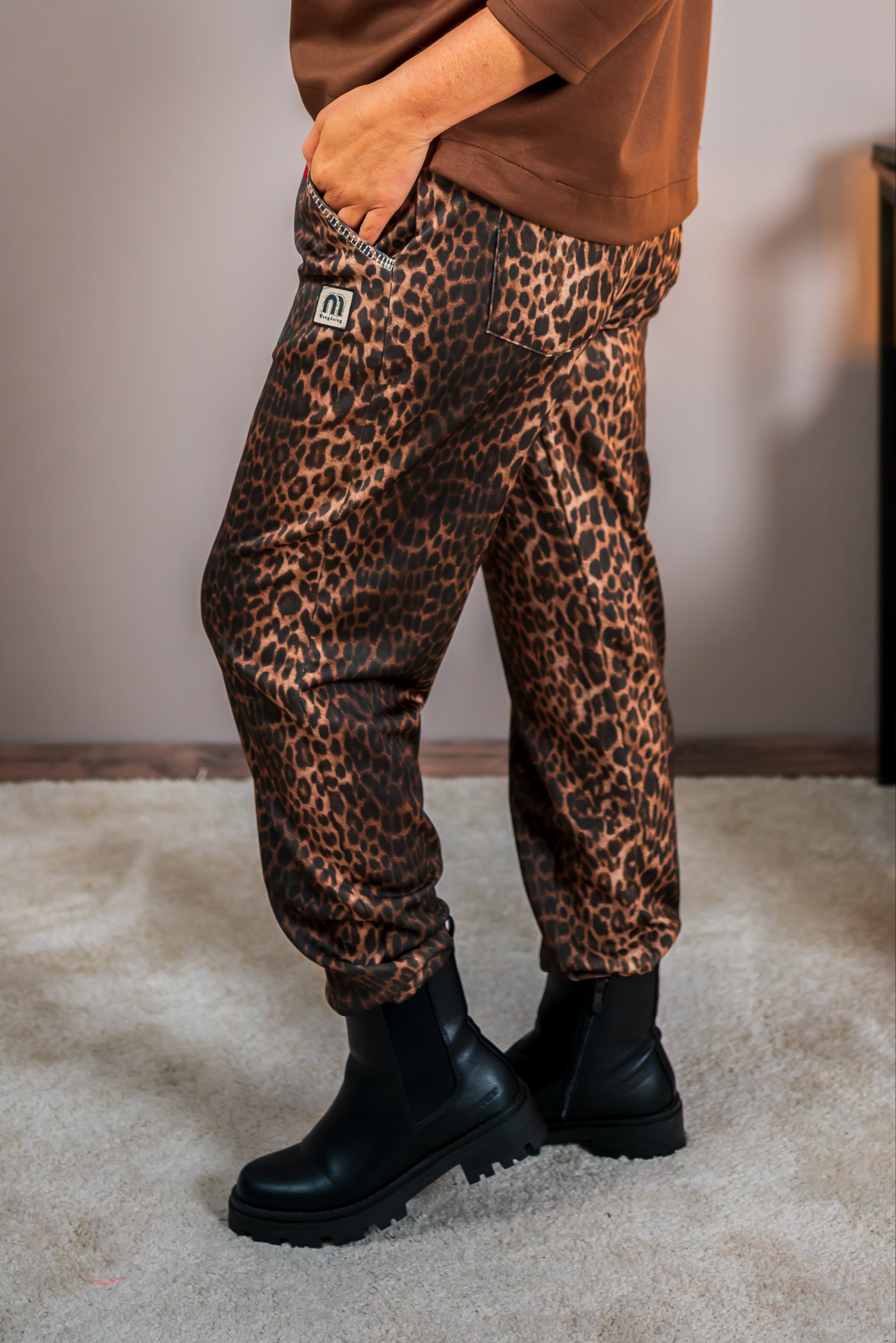 Sweathose mit Ziernaht an den Taschen, Leo-Print