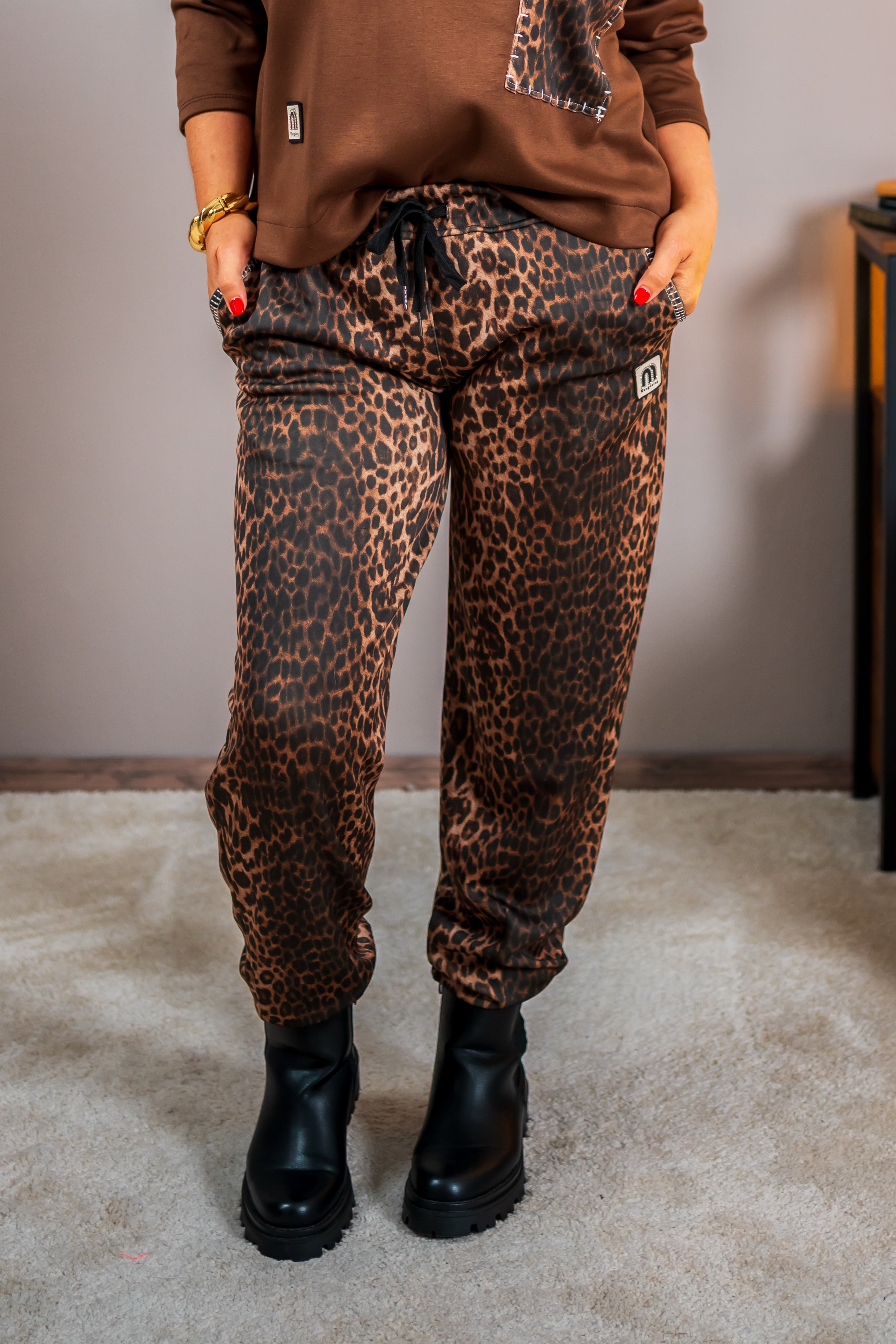 Sweathose mit Ziernaht an den Taschen, Leo-Print