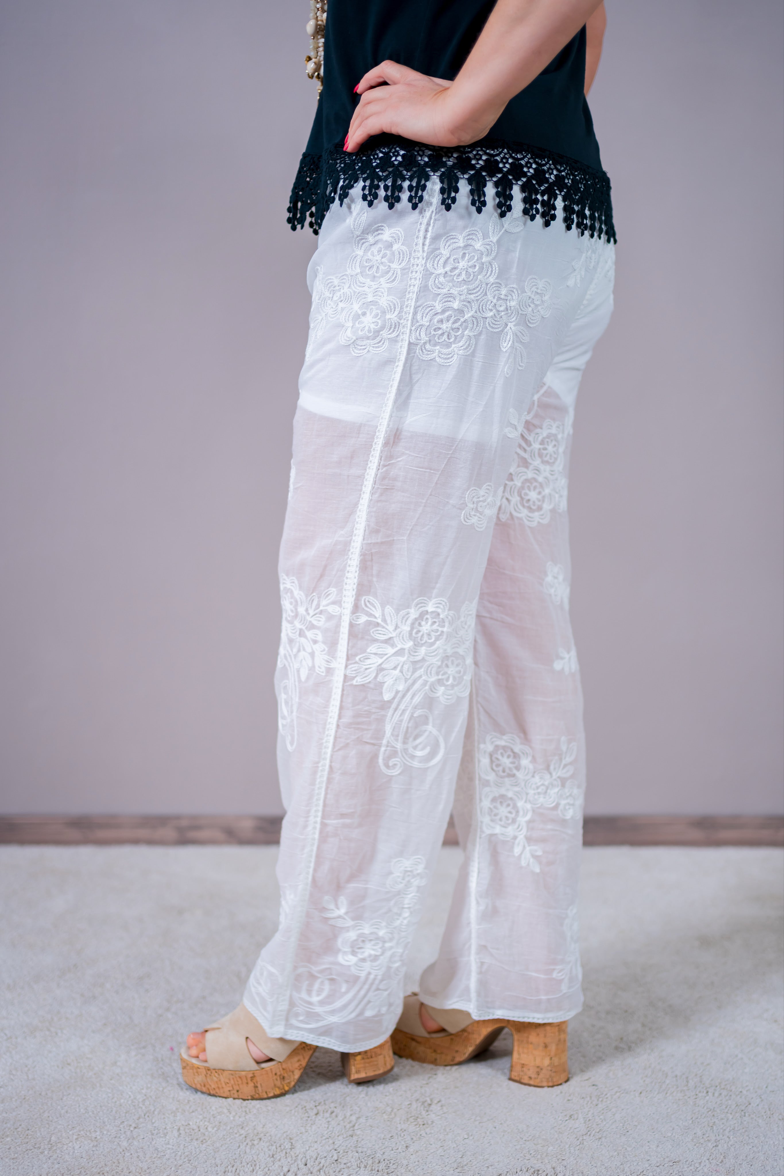 Boho-Hose in Weiß mit Blütenstickerei