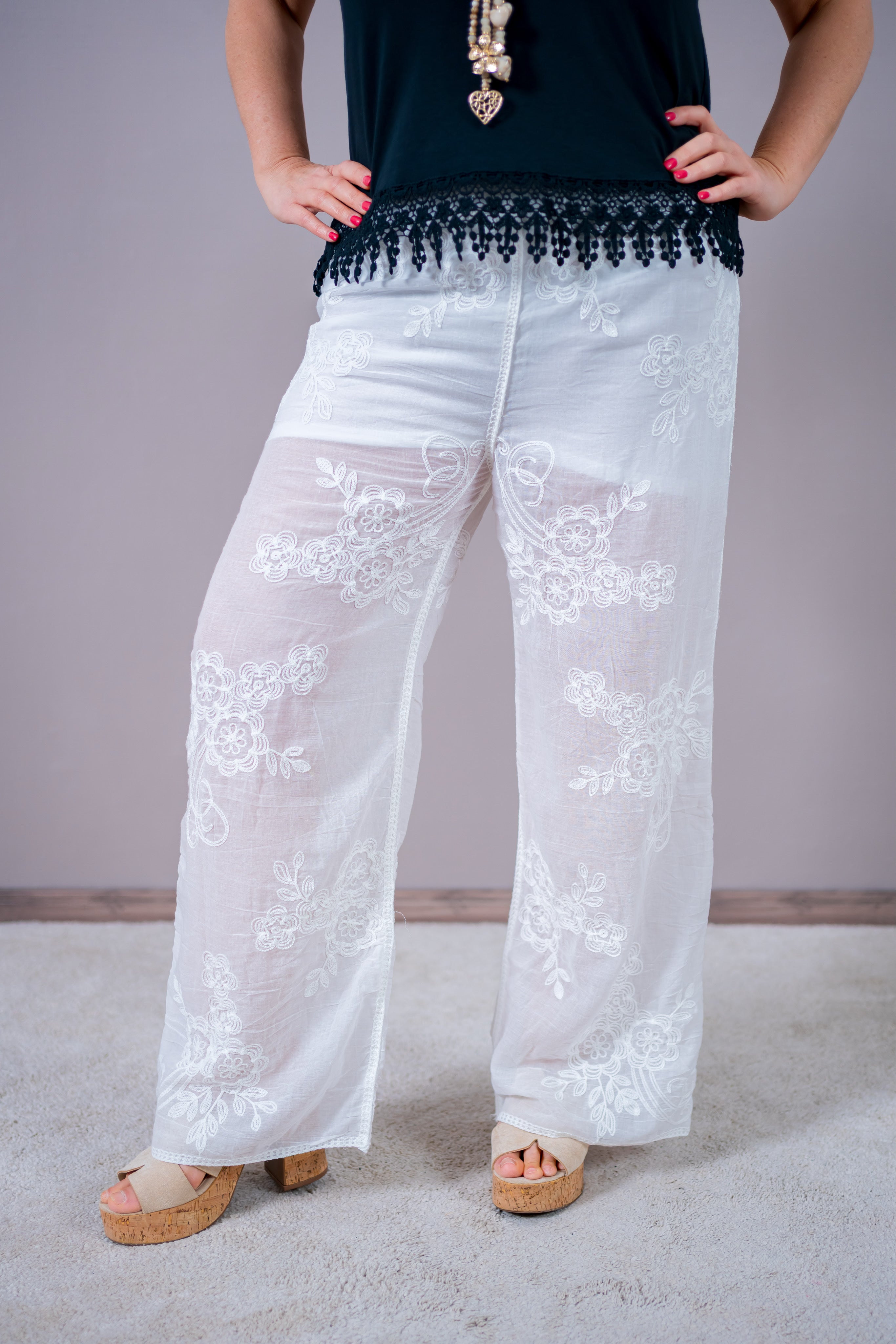 Boho-Hose in Weiß mit Blütenstickerei