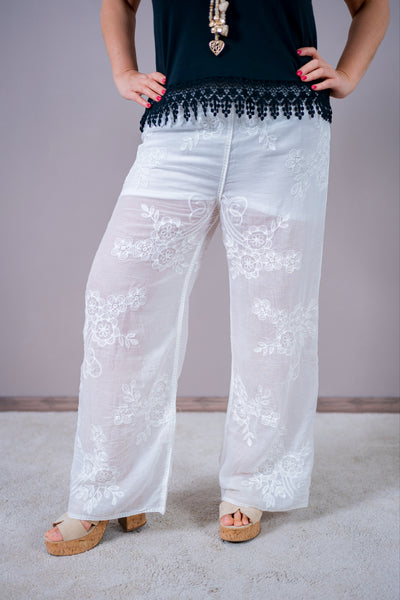 Boho-Hose in Weiß mit Blütenstickerei