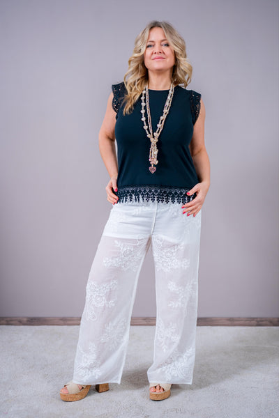 Boho-Hose in Weiß mit Blütenstickerei