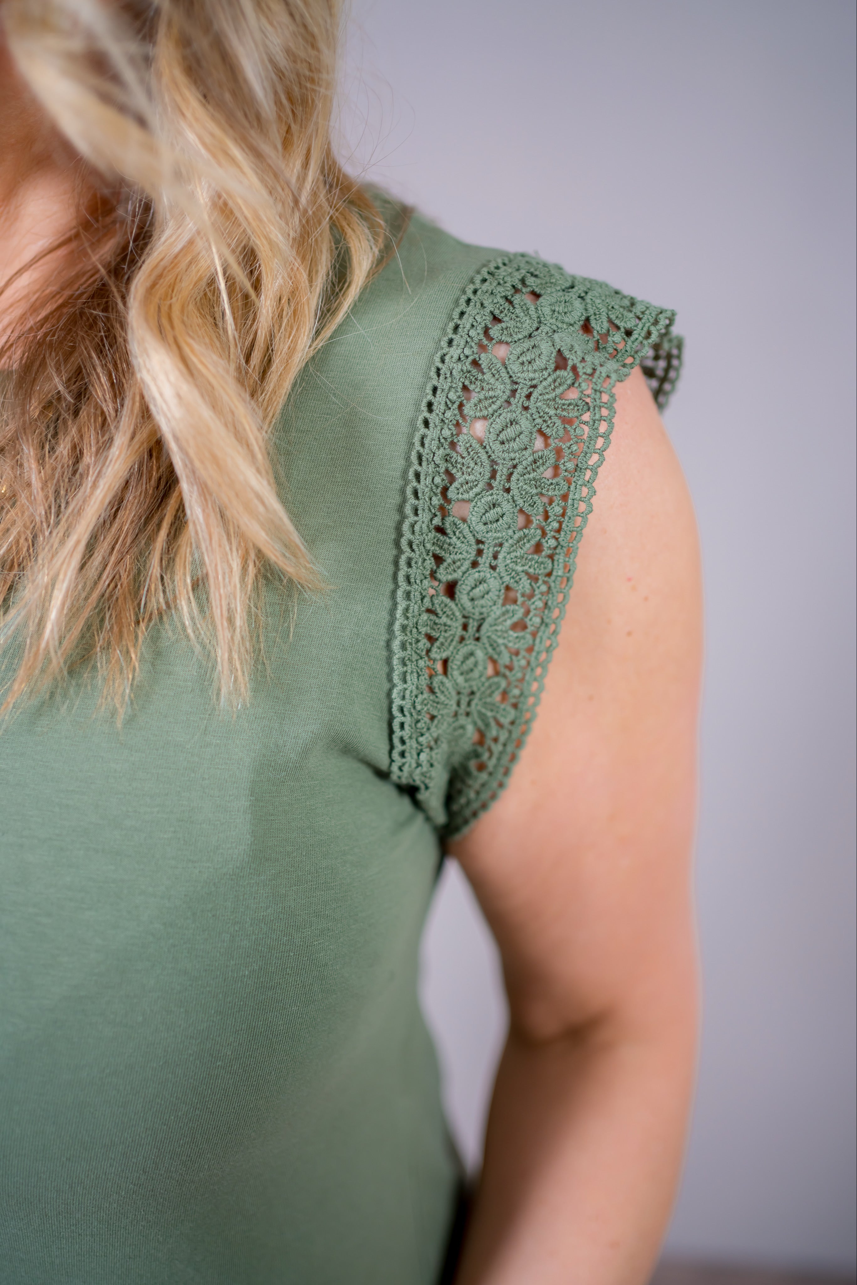 Shirt mit Häkelspitze, khaki