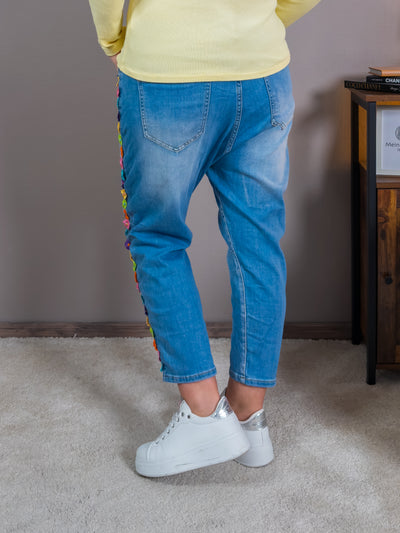 Leichte Baggy-Jeans mit Blumen-Applikationen und Destroyed-Effekt, blau