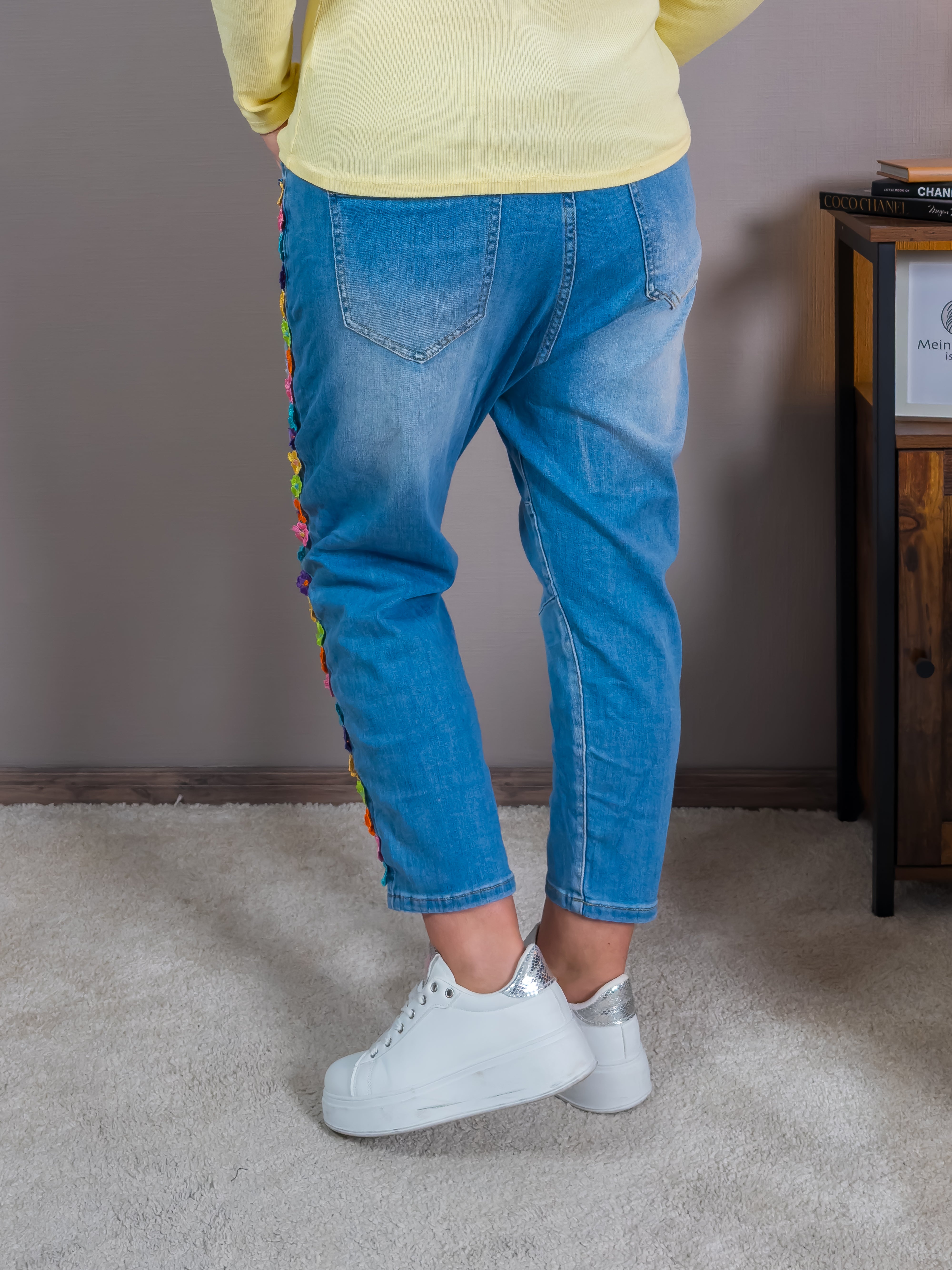 Leichte Baggy-Jeans mit Blumen-Applikationen und Destroyed-Effekt, blau