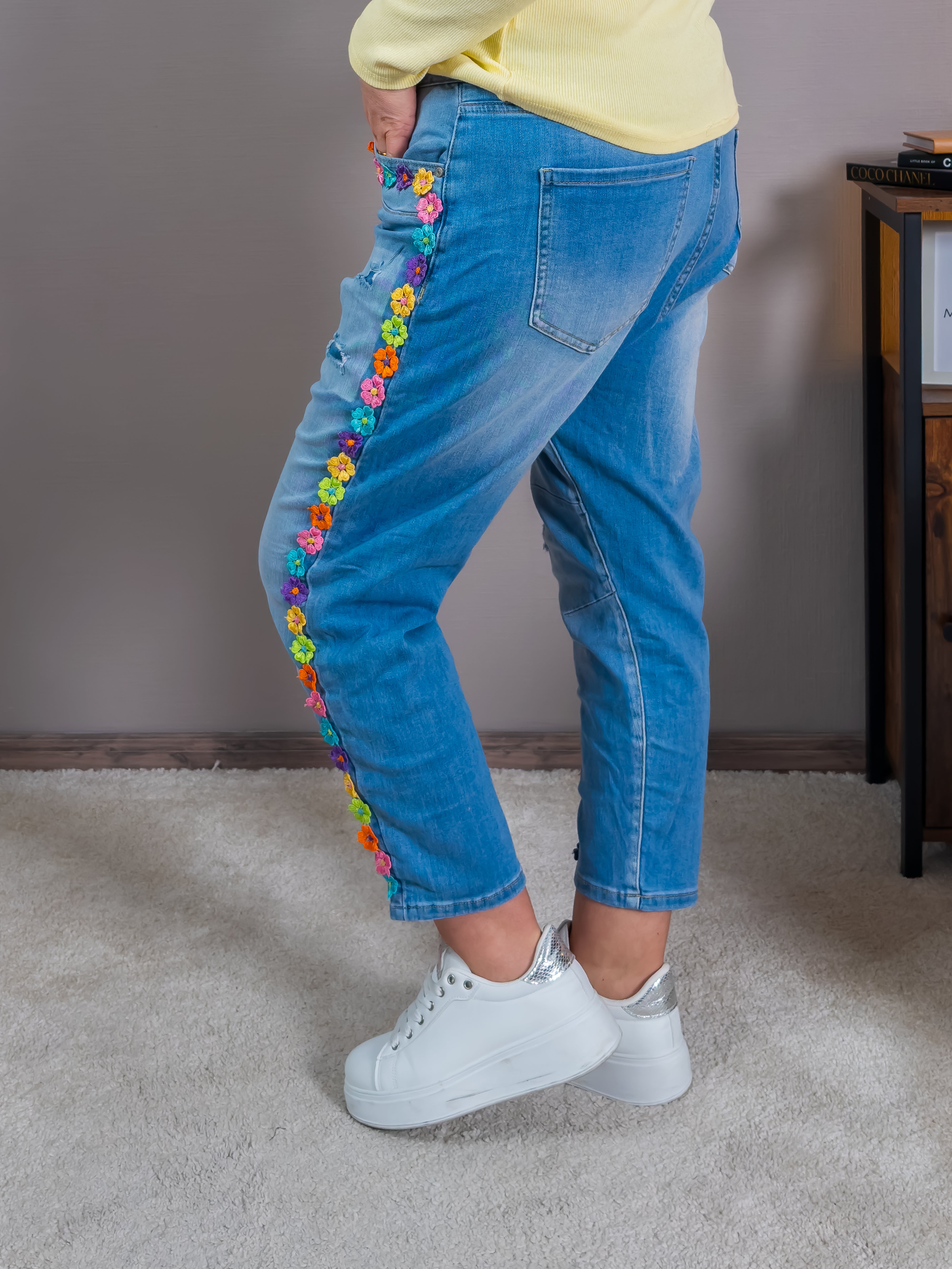 Leichte Baggy-Jeans mit Blumen-Applikationen und Destroyed-Effekt, blau
