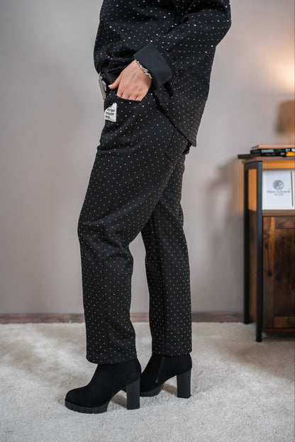 Hose mit Ziersteinchen, Patch und Gürtel, schwarz