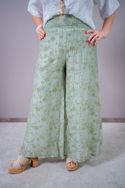 Leichte Sommerhose mit Lochstickerei, salbei