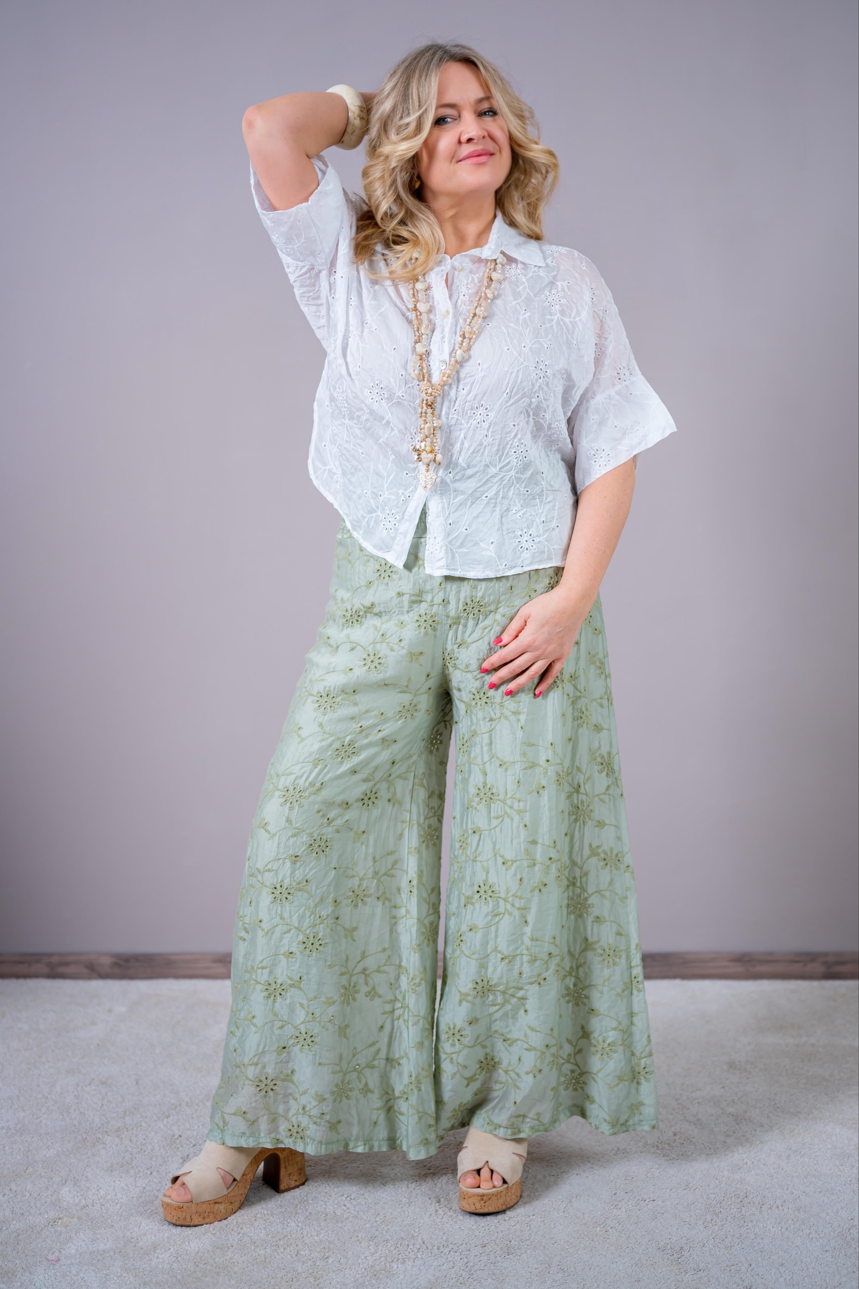 Leichte Sommerhose mit Lochstickerei, salbei