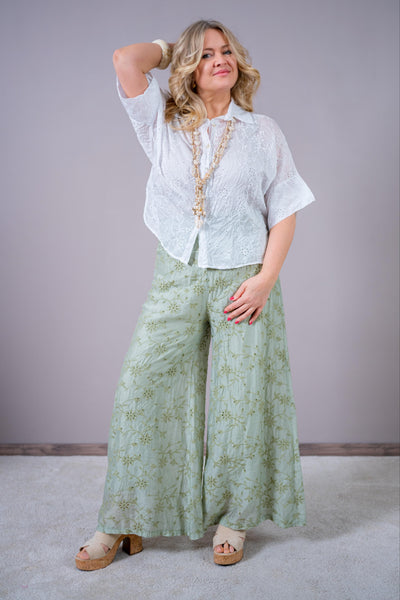 Leichte Sommerhose mit Lochstickerei, salbei