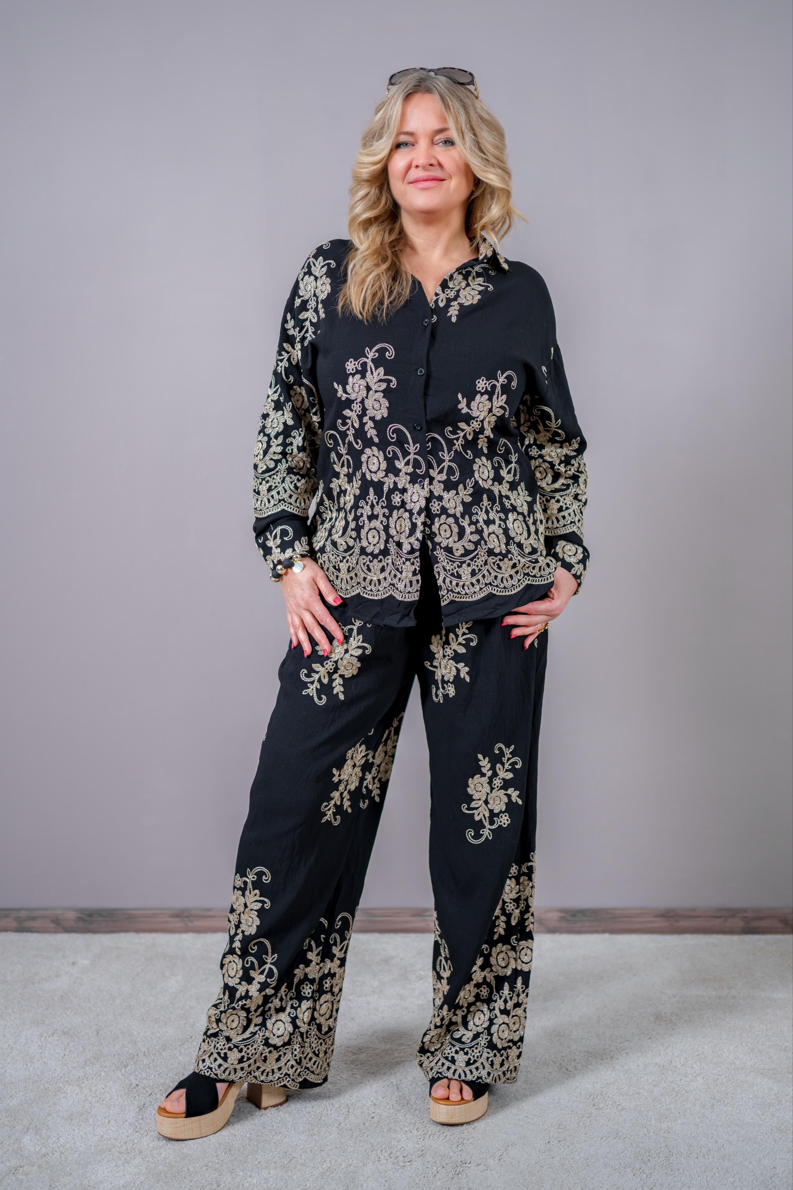 Boho-Longbluse in Schwarz mit goldener Blütenstickerei