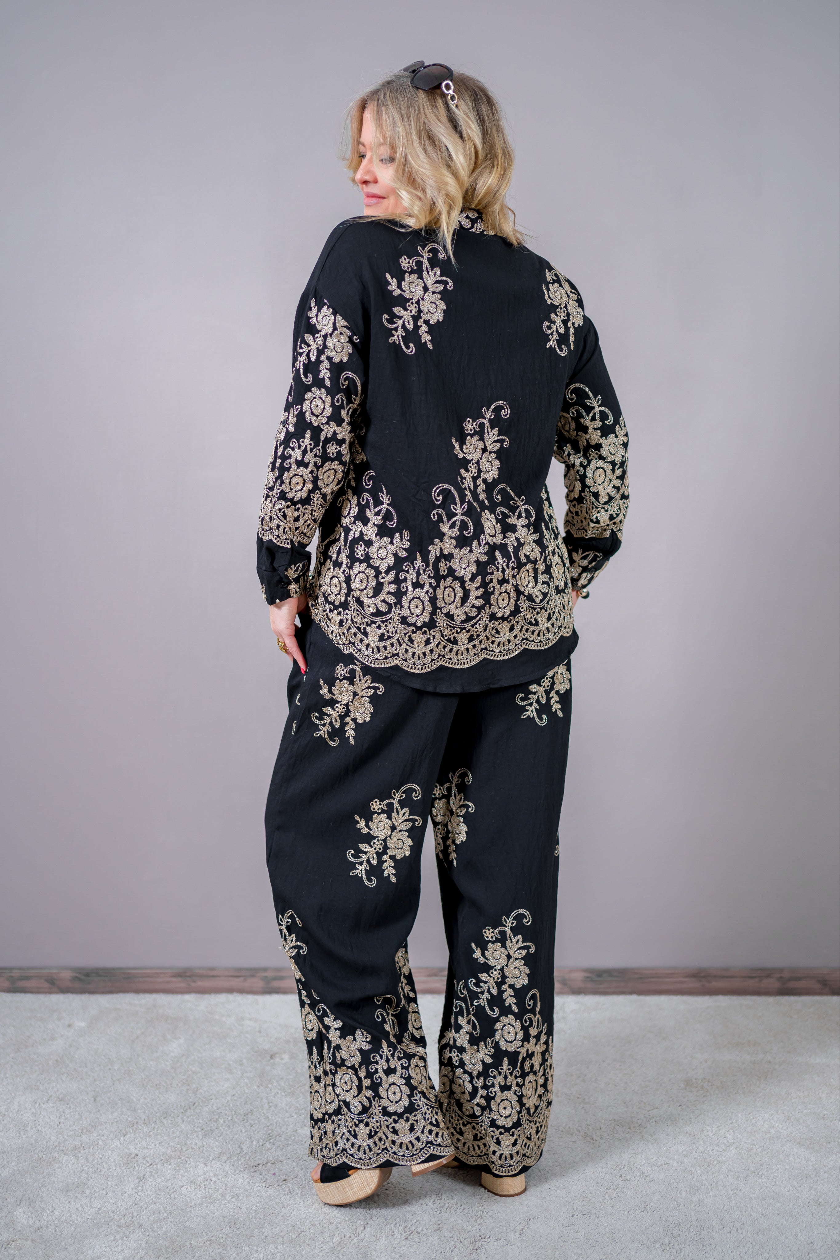 Boho-Longbluse in Schwarz mit goldener Blütenstickerei