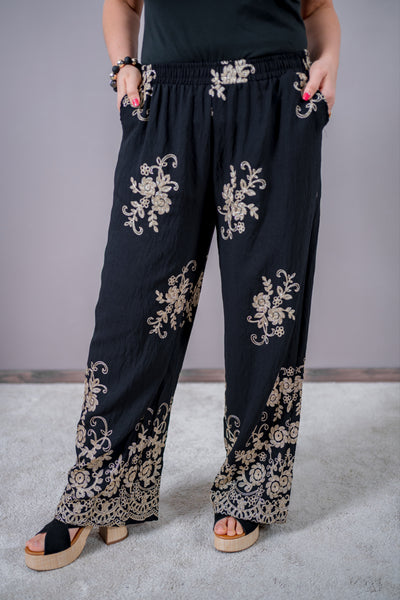Boho-Hose in schwarz mit goldener Blütenstickerei