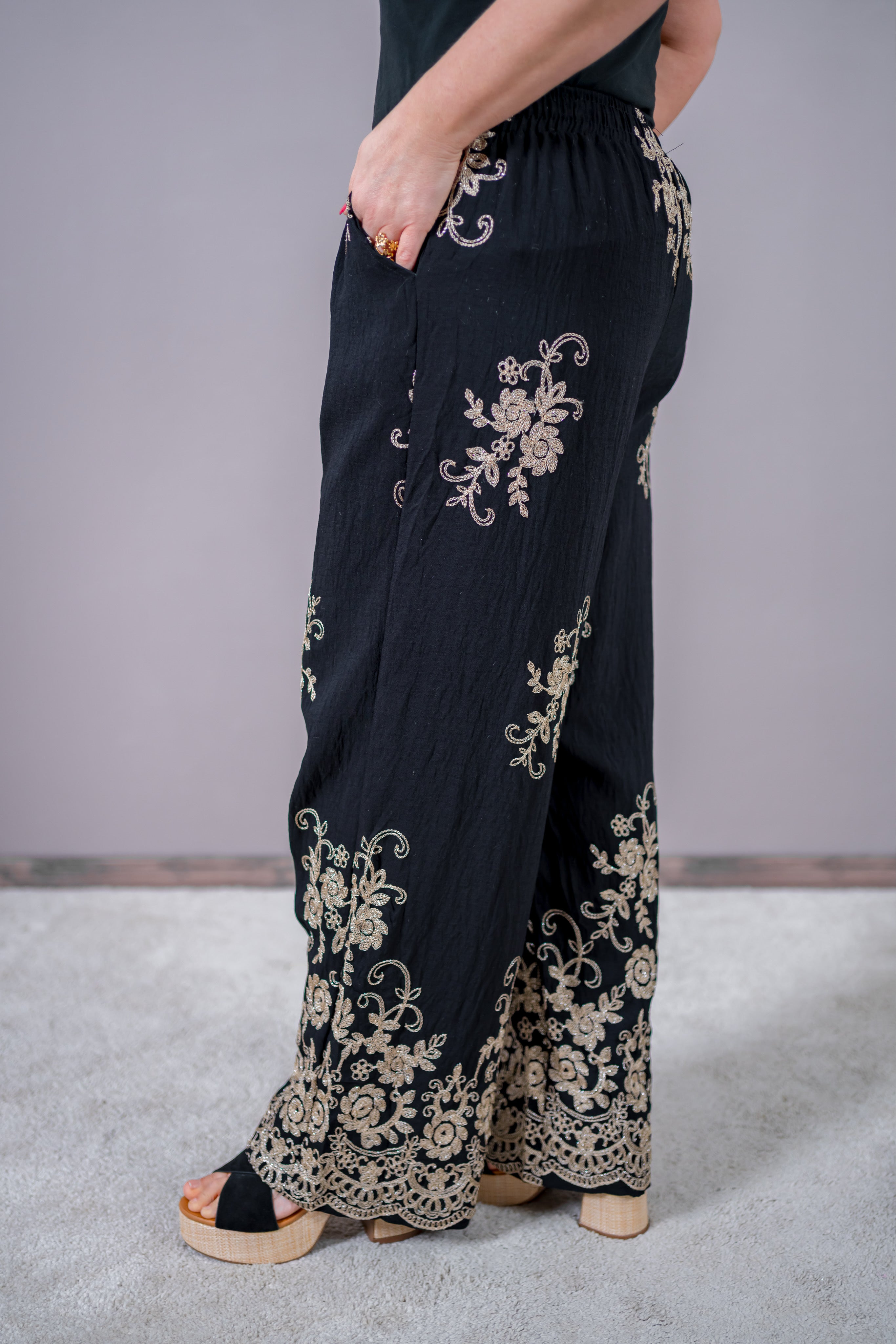 Boho-Hose in schwarz mit goldener Blütenstickerei
