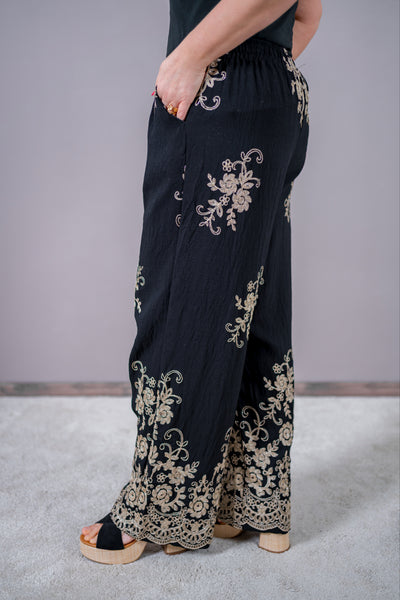 Boho-Hose in schwarz mit goldener Blütenstickerei