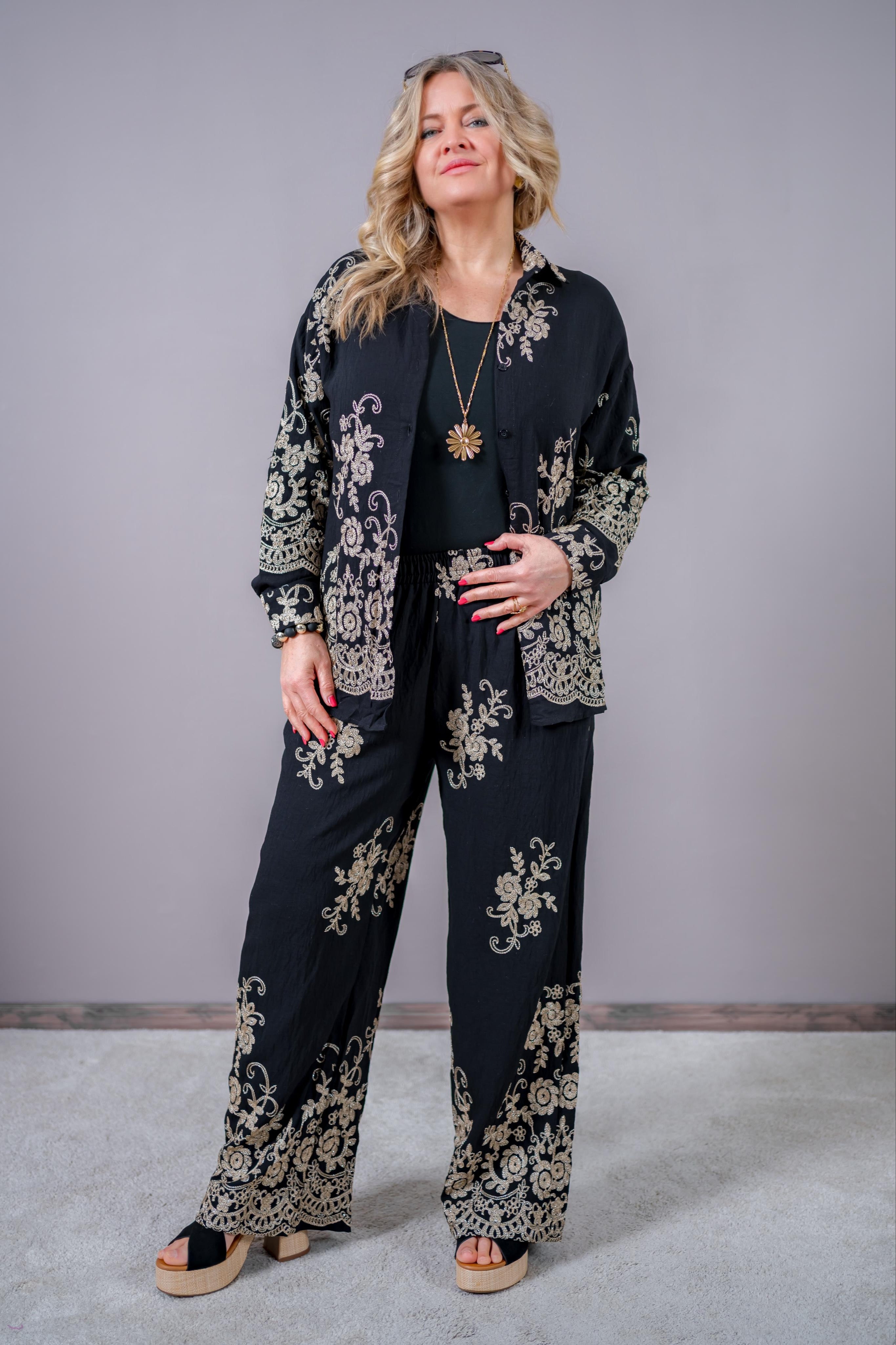 Boho-Longbluse in Schwarz mit goldener Blütenstickerei