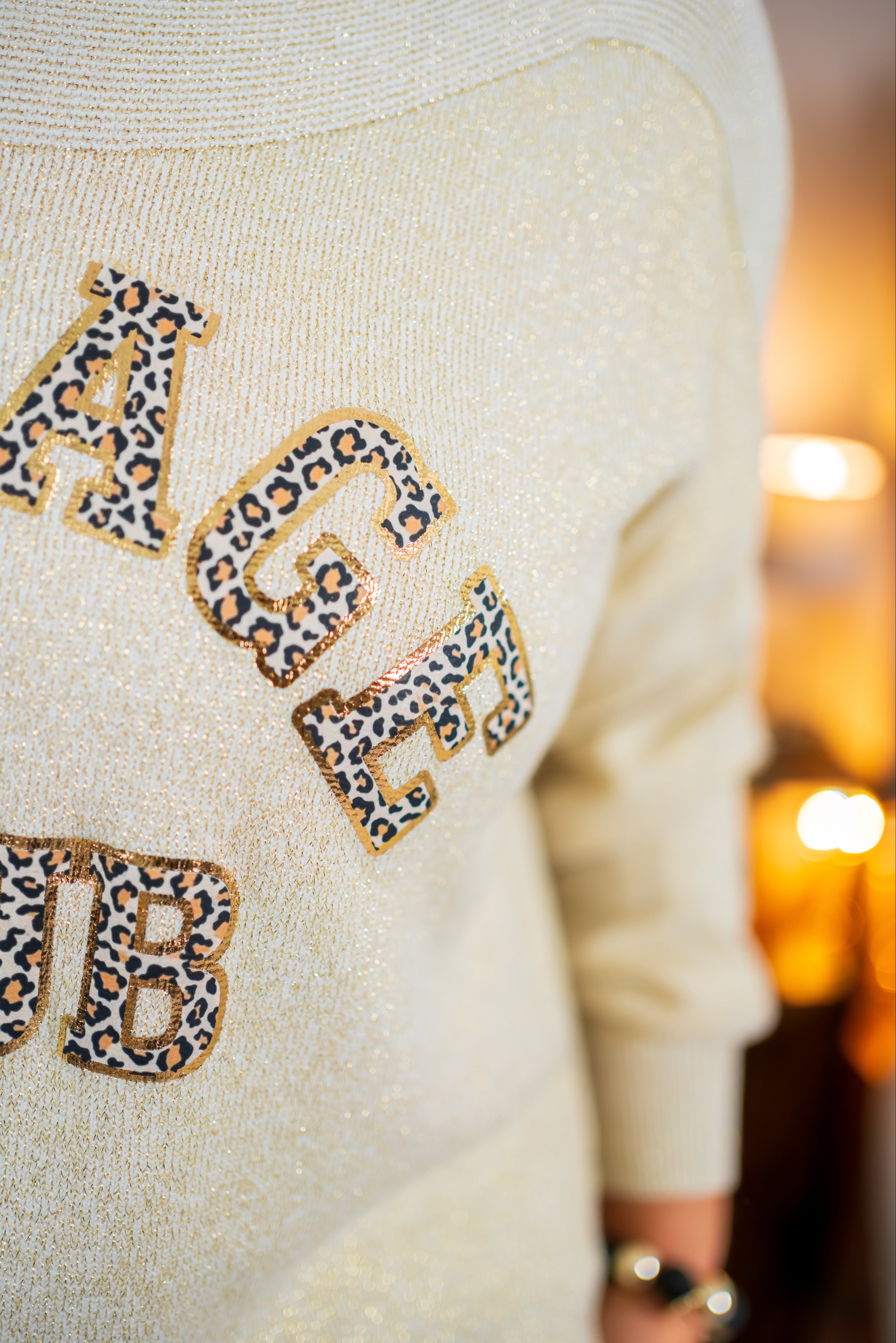 Feinstrickpulli mit Schriftzug im Leo-Design