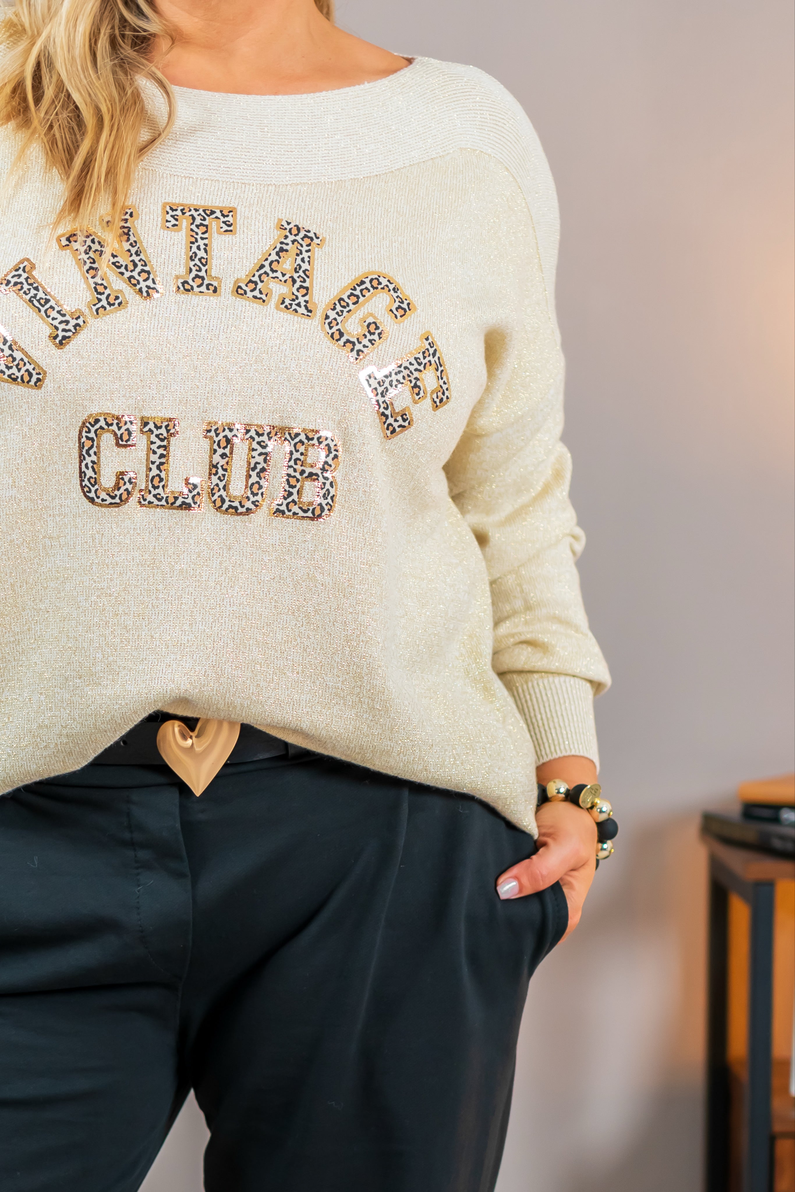 Feinstrickpulli mit Schriftzug im Leo-Design