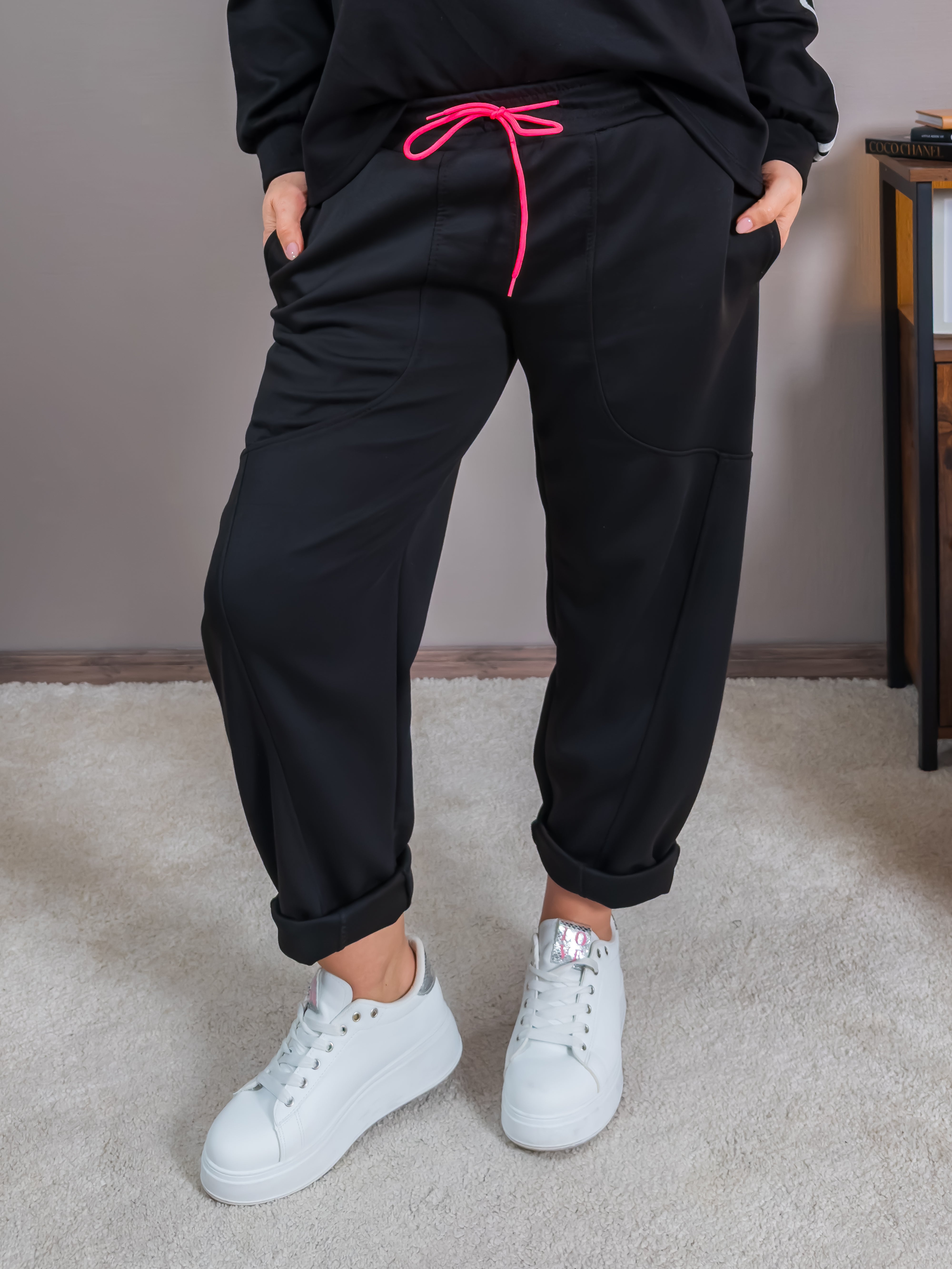 Jogger Hose mit Neon-Kordelzug, schwarz
