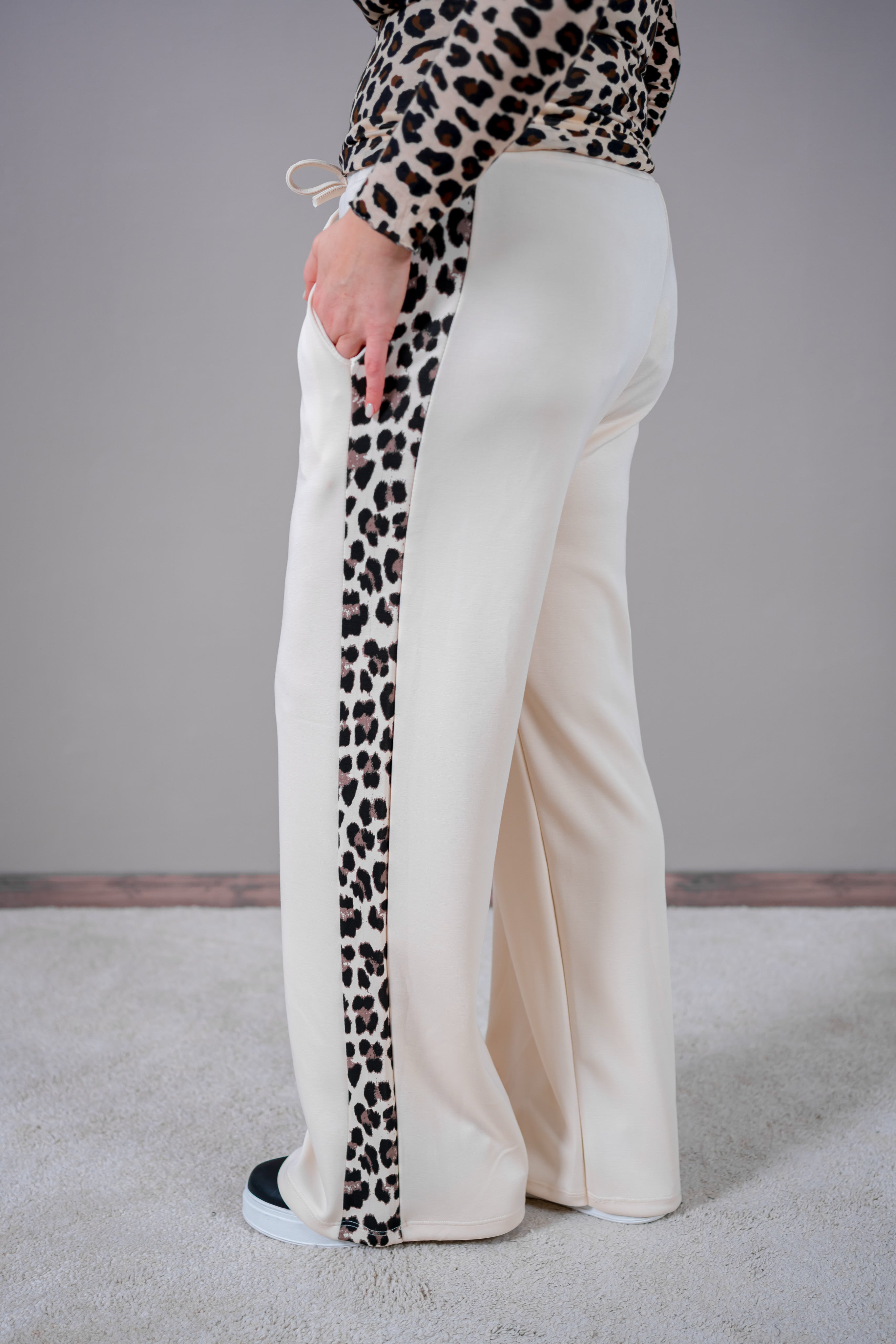 Weite Jogg-Hose mit Leoprint-Seitenstreifen, creme