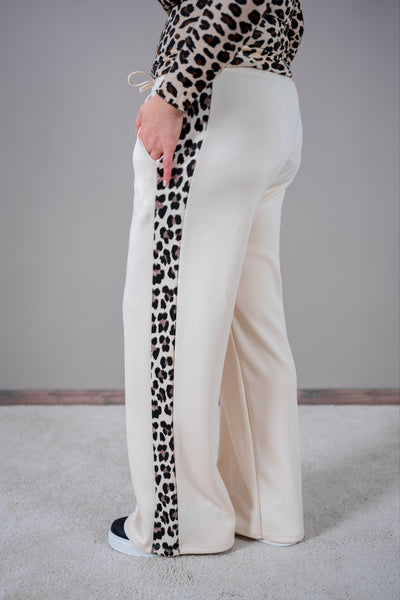 Weite Jogg-Hose mit Leoprint-Seitenstreifen, creme