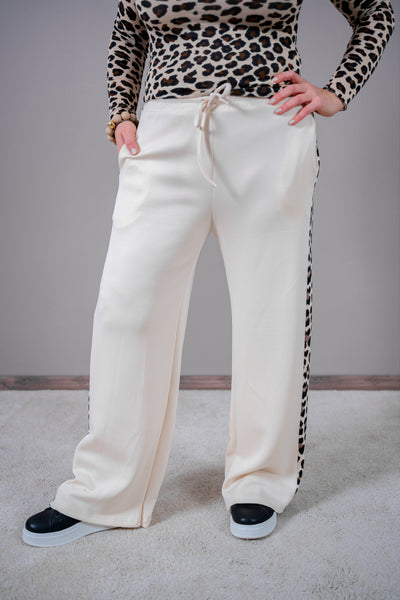Weite Jogg-Hose mit Leoprint-Seitenstreifen, creme
