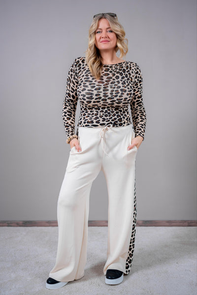 Weite Jogg-Hose mit Leoprint-Seitenstreifen, creme