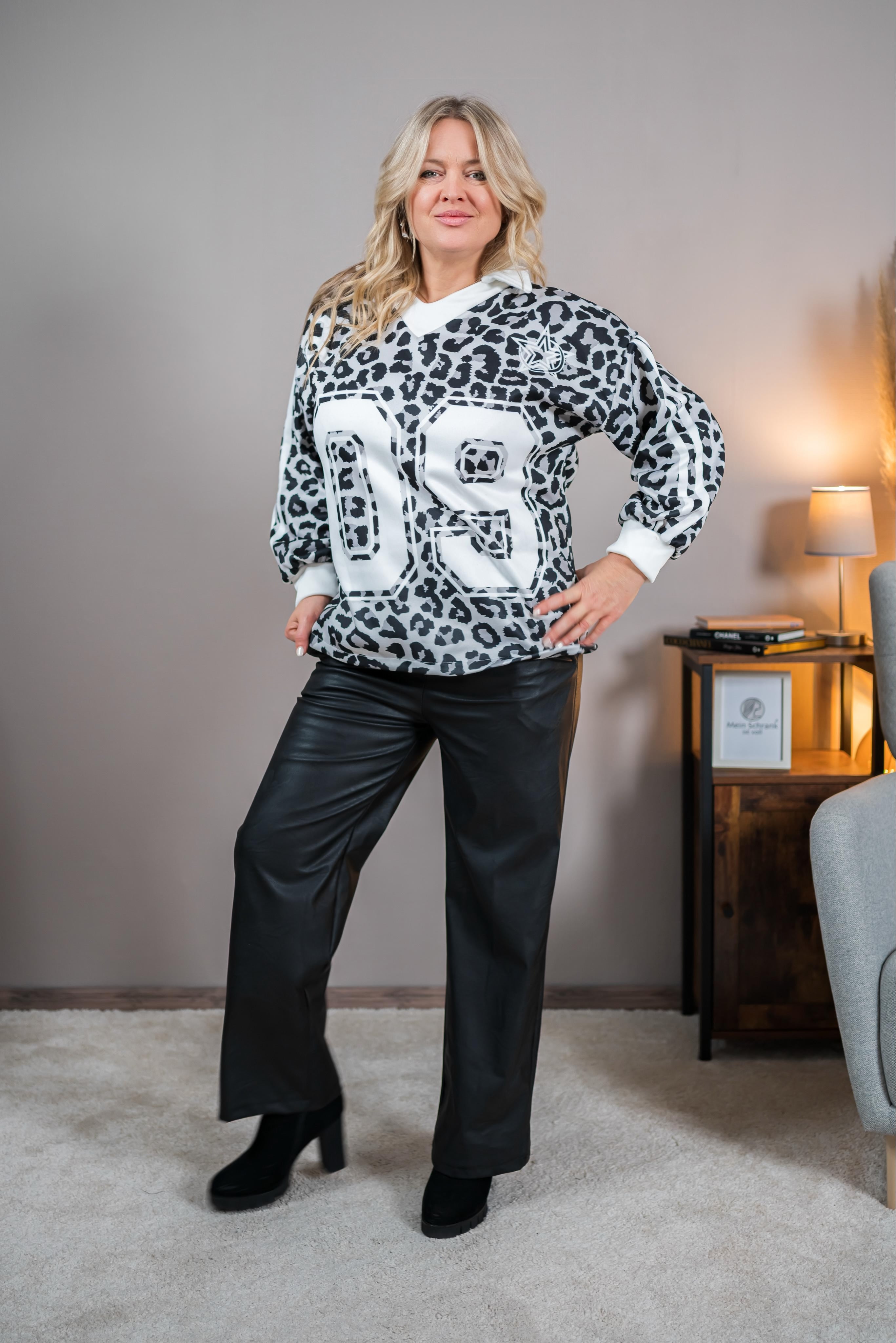 Pullover mit Leomuster im Trikot-Stil, schwarz/weiß/grau