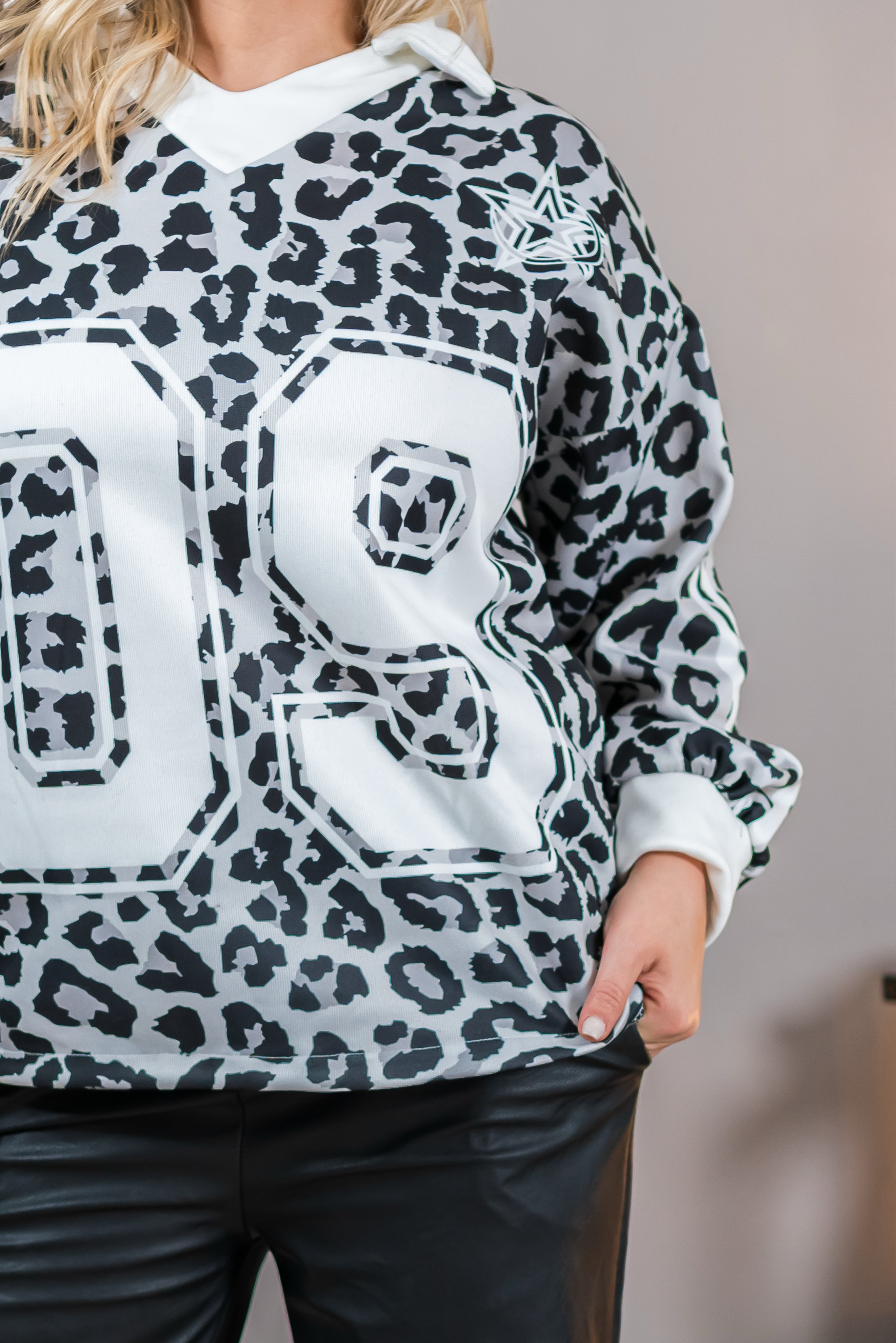 Pullover mit Leomuster im Trikot-Stil, schwarz/weiß/grau