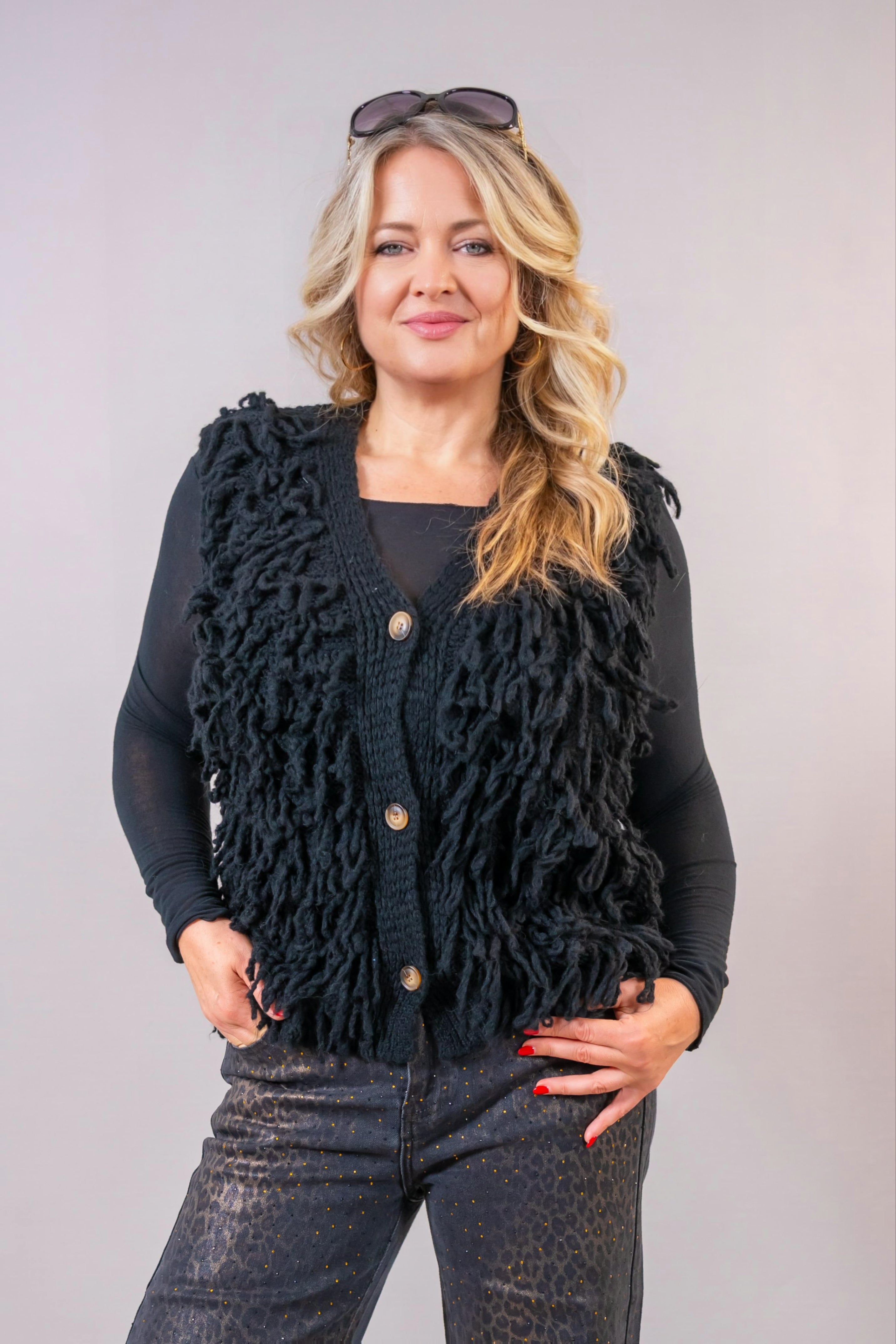 Strickweste mit Fransen, schwarz