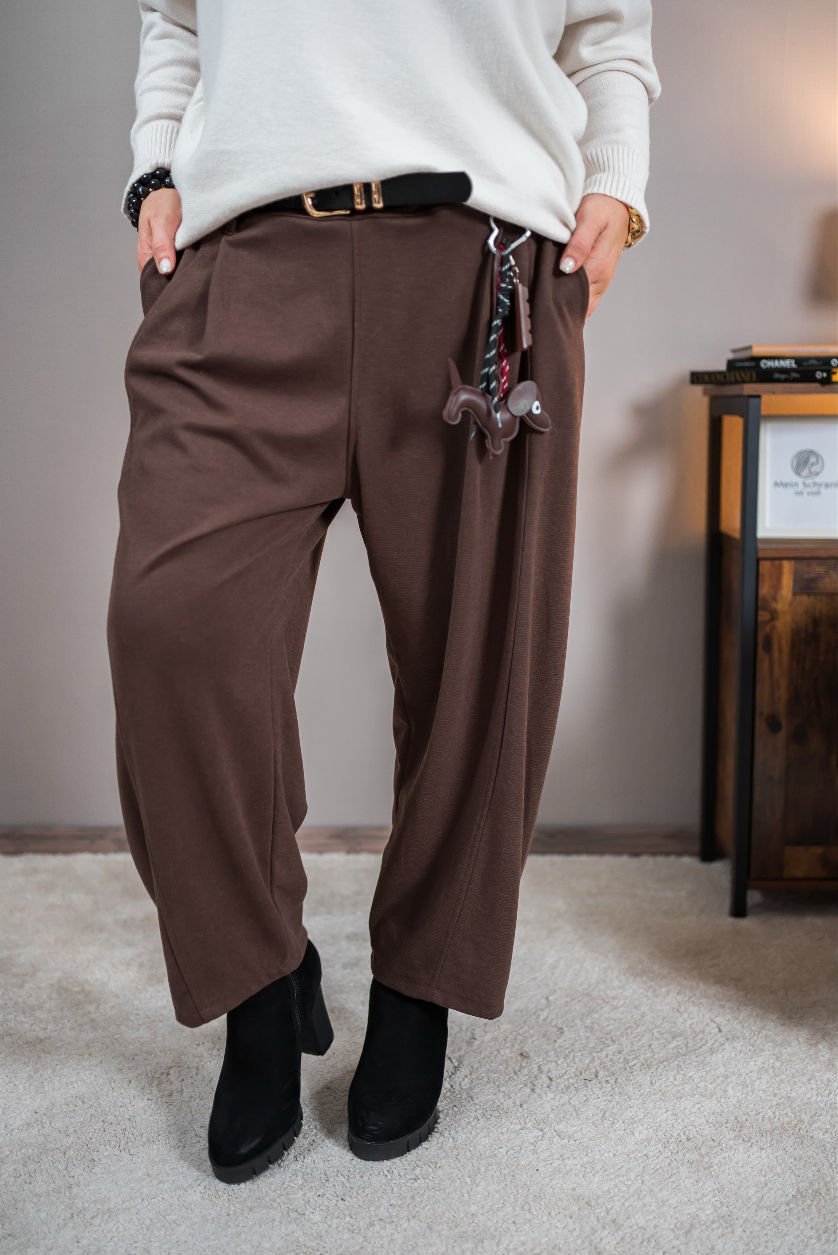 Relaxed Fit Hose mit Schlüsselanhänger, braun