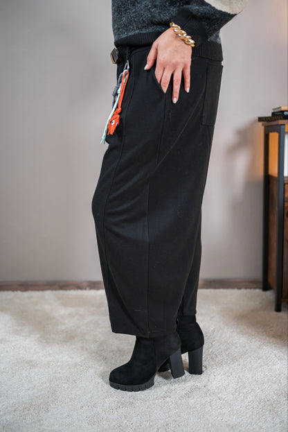 Relaxed Fit Hose mit Schlüsselanhänger, schwarz