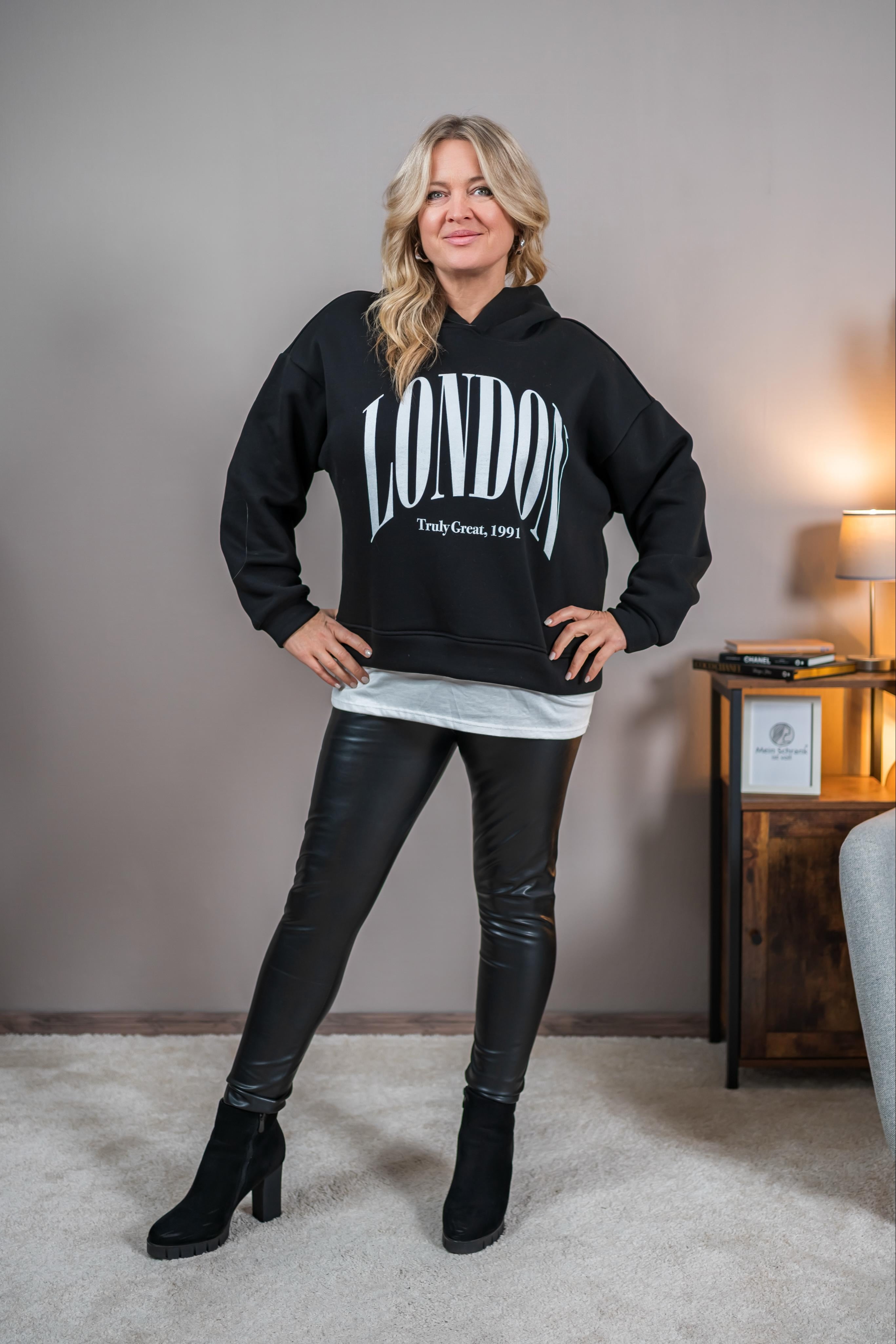 Hoodie mit Print, schwarz