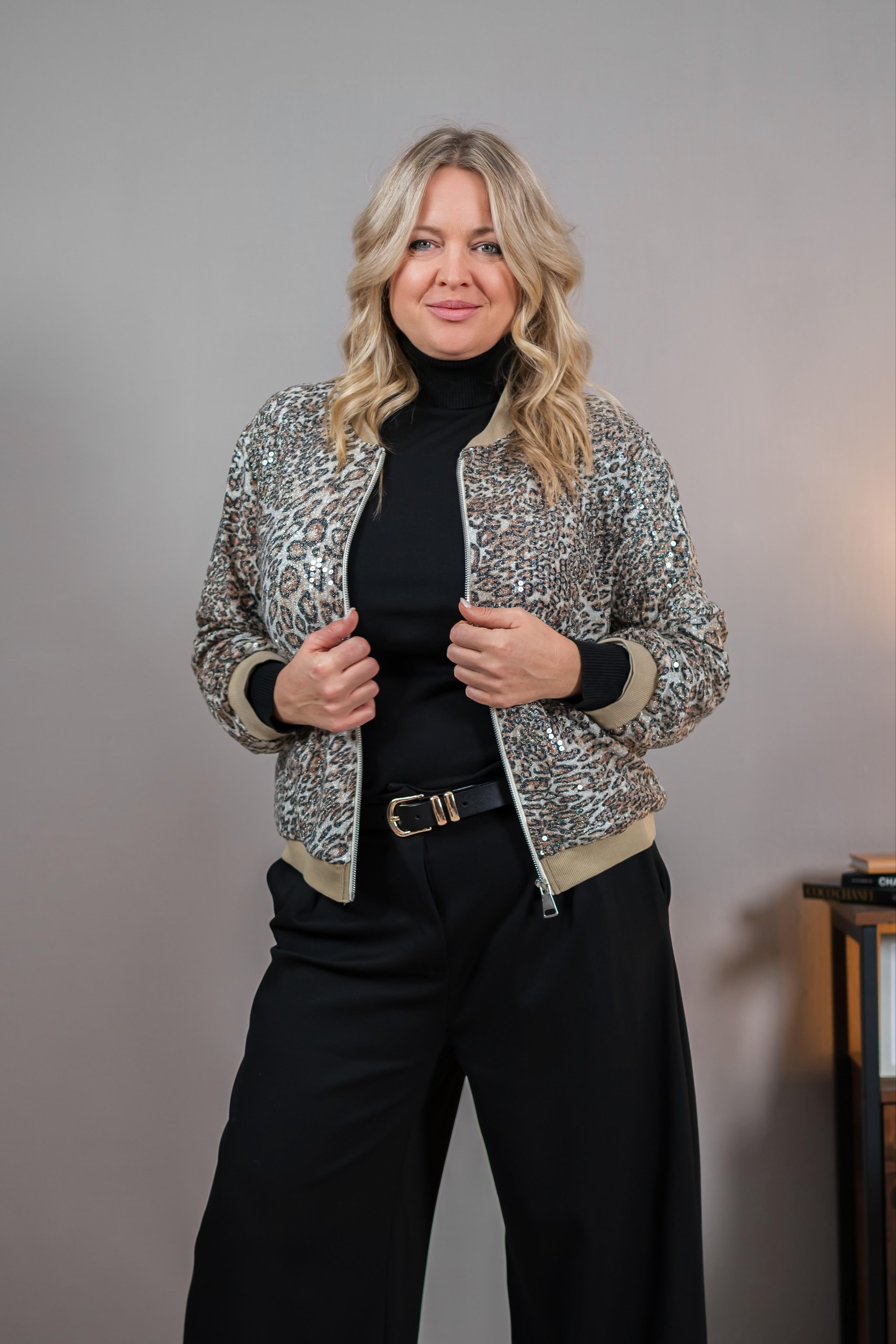 Blouson mit Leomuster und Pailletten
