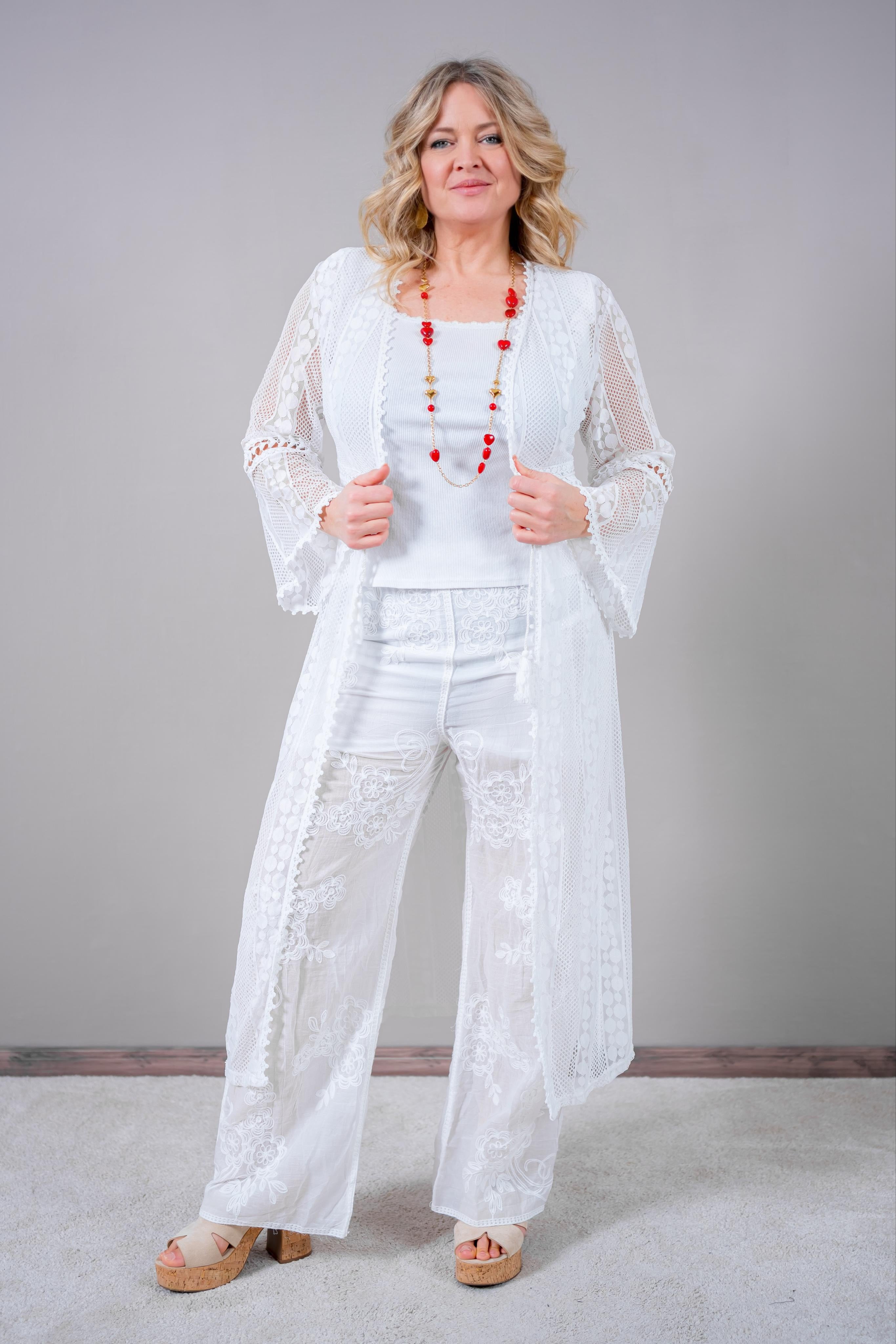 Boho-Hose in Weiß mit Blütenstickerei