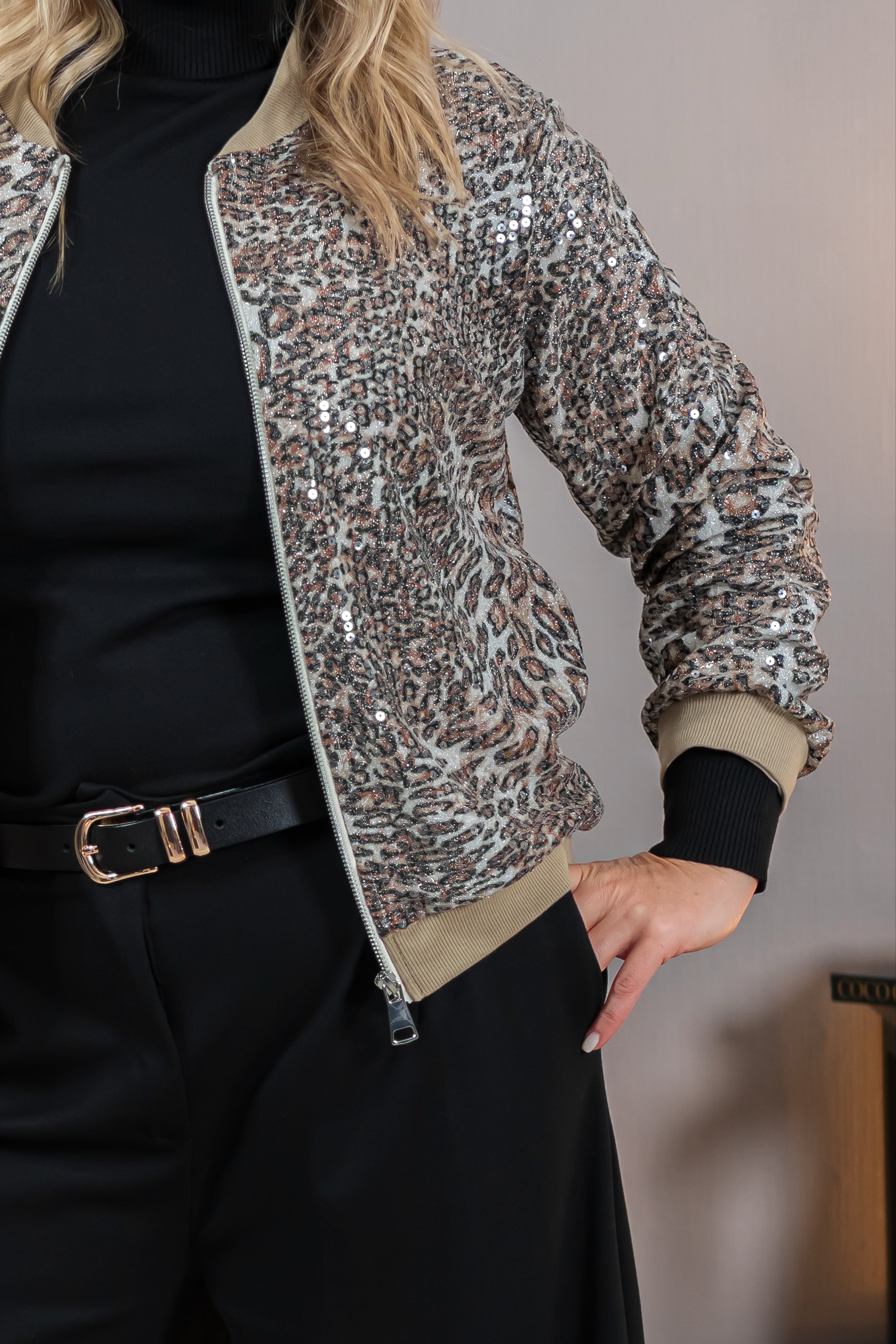 Blouson mit Leomuster und Pailletten