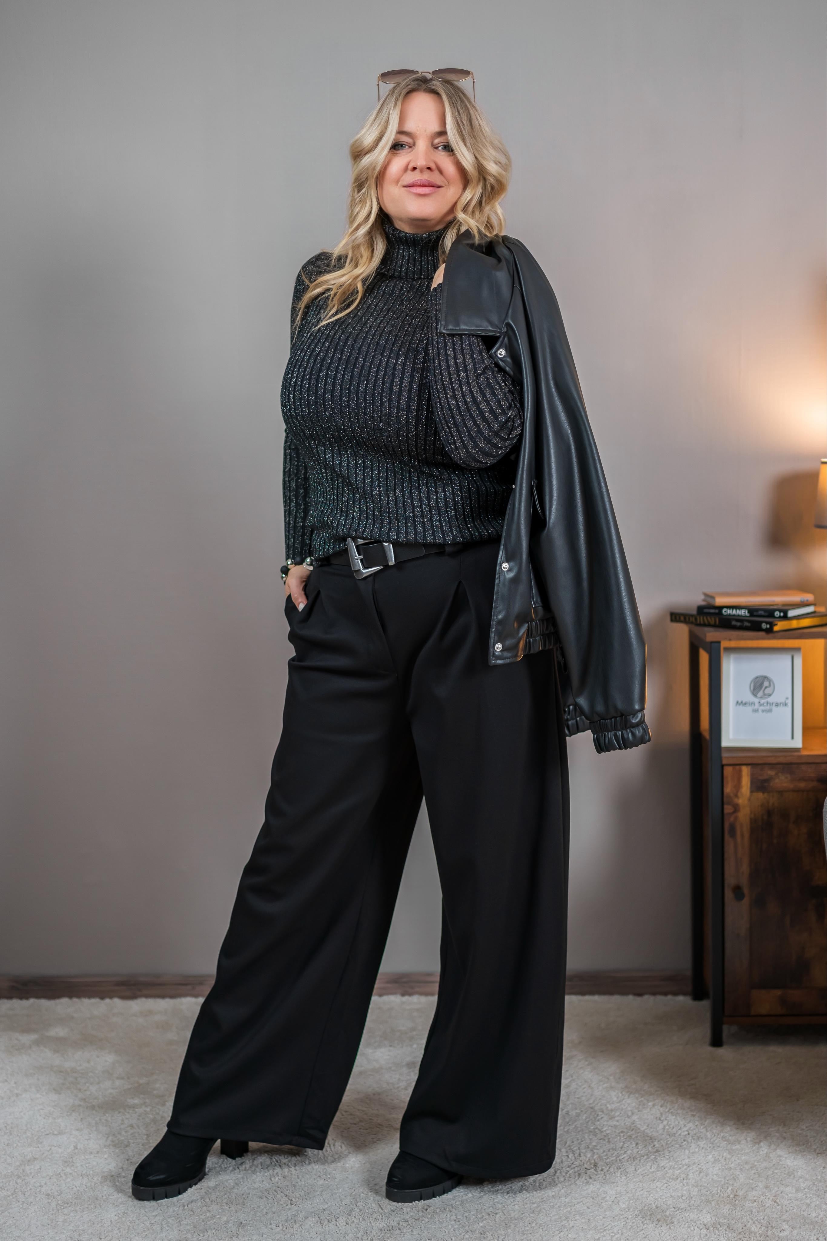 Rollkragenpullover mit Glitzerfäden, schwarz