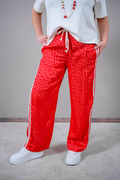 Weite Hose im Leoprint in Rot mit Seitenstreifen