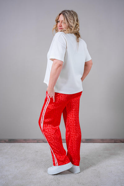 Weite Hose im Leoprint in Rot mit Seitenstreifen