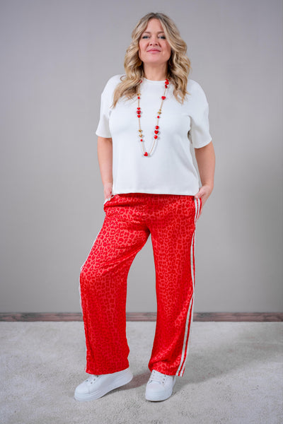 Weite Hose im Leoprint in Rot mit Seitenstreifen