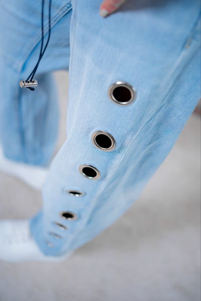 Jeans mit Ösen-Detail, hellblau