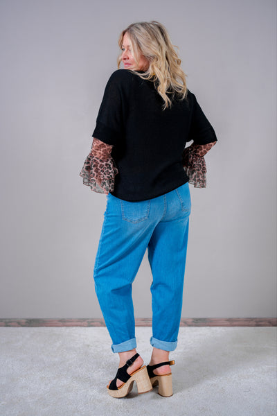 Mom-Jeans mit braunem Nietengürtel, hellblau