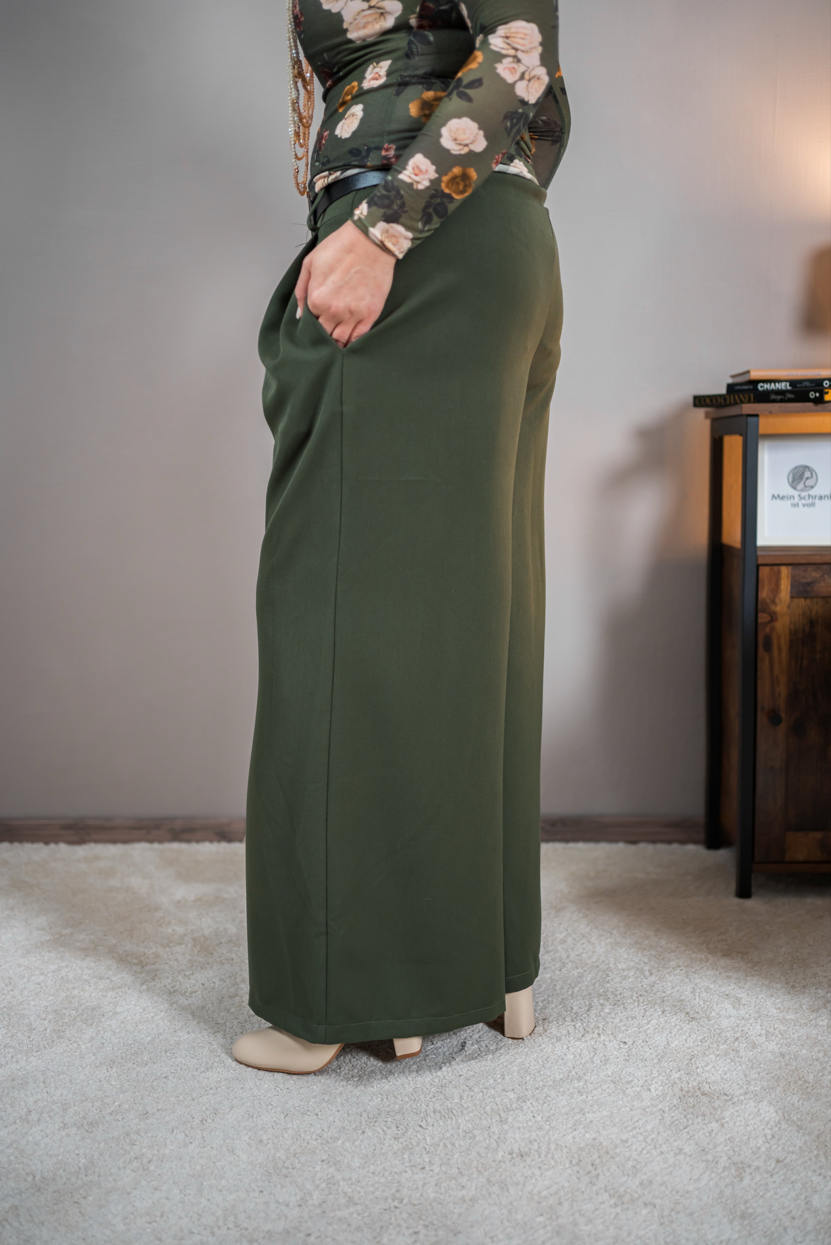 Weite Hose mit Gürtel, oliv